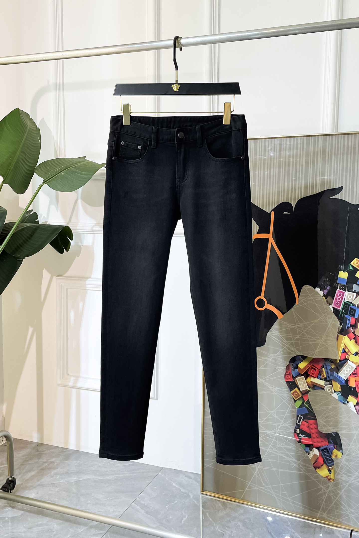 NO:519565,LV - 2025ss Snake Year Autumn and Winter Jeans. Original 1:1 production, perfect choice for daily life, simple, atmospheric, fashionable and stylish, customized imported tannin fabric, heavy industry washing process, complex and exquisite workmanship. Easy to cater to the needs of all seasons, soft and elastic, smooth and neat, original auxiliary materials, comfortable and easy to match on the upper body, durable code number 29-40, louis vuitton, jeans, alexander wang19860909LV - 2025ss蛇年秋冬牛仔裤.原单1:1制作,日常必备的完美之选,简单大气亦时尚有型,定制进口丹宁面料 ,重工洗水工艺,做工复杂工艺精湛.轻松迎合四季需要,手感柔软带弹力,流畅利落,原版辅料五金,上身舒适非常易搭耐看码数29-40,,louis vuitton,jeans,alexander wang,Men's clothing