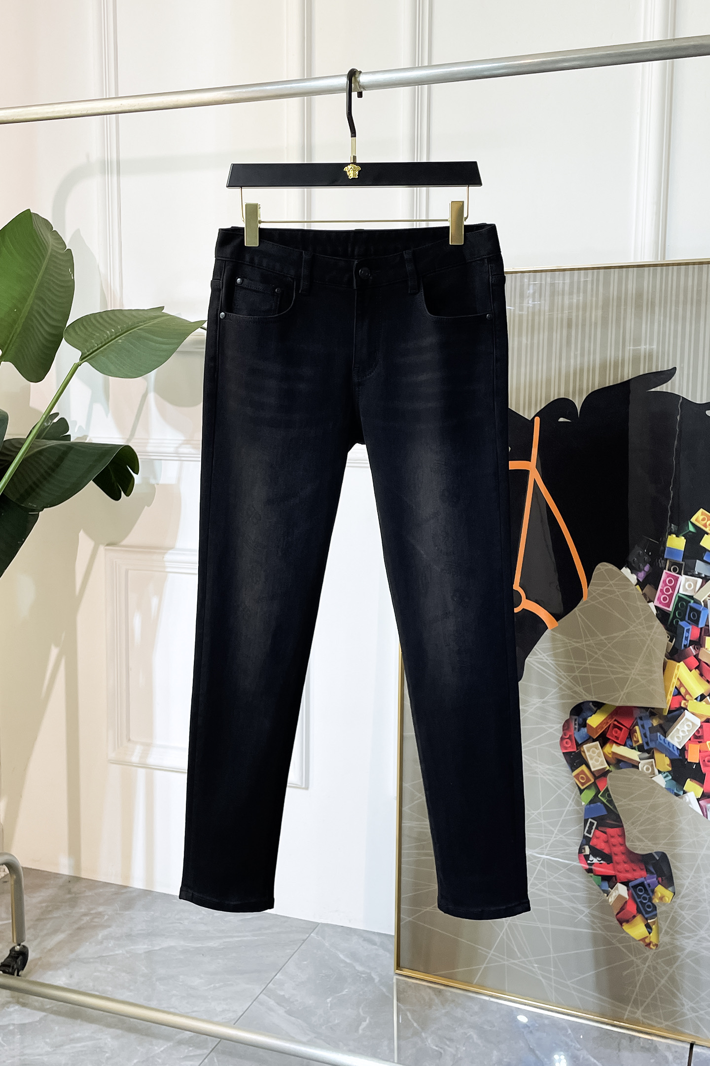 NO:521209,Balenciaga - 2025ss Snake Year Autumn and Winter Jeans. Original 1:1 production, perfect choice for daily life, simple, atmospheric, fashionable and stylish, customized imported tannin fabric, heavy industry washing process, complex and exquisite workmanship. Easy to cater to the needs of all seasons, soft and elastic, smooth and neat, original auxiliary materials, comfortable and easy to match on the upper body, durable code number 29-40, balenciaga, jeans, alexander wang19860909巴黎世家 - 2025ss蛇年秋冬牛仔裤.原单1:1制作,日常必备的完美之选,简单大气亦时尚有型,定制进口丹宁面料 ,重工洗水工艺,做工复杂工艺精湛.轻松迎合四季需要,手感柔软带弹力,流畅利落,原版辅料五金,上身舒适非常易搭耐看码数29-40,,balenciaga,jeans,alexander wang,Men's clothing