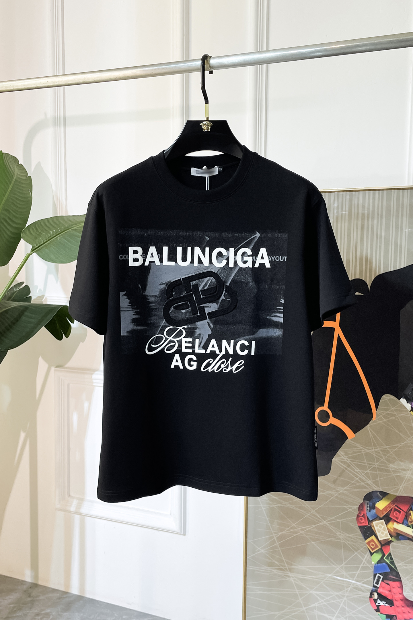 NO:519567,Balenciaga - 2025ss autumn and winter half-sleeved T-shirt series!  Casual business wear, essential for inner wear, selected top-split modal blend fabric, the fabric feels delicate, close-fitting and comfortable without thorning, the upper body style is good, warm, the counter logo design is very unique, male gods, don’t miss it!  Size M-3XL, balenciaga,tees, t-shirt,alexander wang19860909巴黎世家 -2025ss秋冬半袖T恤衫系列！休闲商务外穿 内搭必备款,精选上等-精纺莫代尔混纺面料,面料手感细腻,贴身舒适不扎肉,上身版型好 穿着保暖,专柜标志设计非常独特,男神们别错过！ 尺码 M-3XL,,balenciaga,tees，t-shirt,alexander wang,Men's clothing