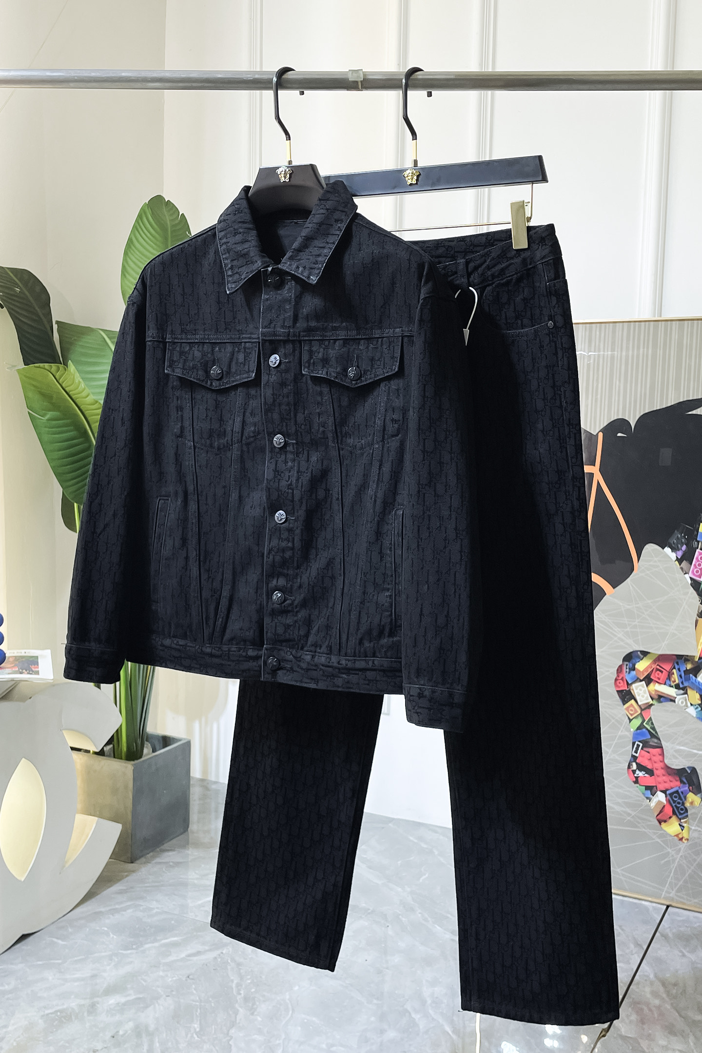 NO:521983,Jacket Jeans Dior - 2025ss autumn clothing new casual denim suit!  Celebrities’ favorite fashion casual suits, simple and generous, craft design on the official website!  Clean and neat tailored, full of urban style. It is available for exclusive top custom fabrics, soft and dry, and the upper body has a crisp and stylish effect. The three-dimensional cutting process and the style are all high-standard and appropriate silhouette versions!  It’s not tight, just feel good when you wear it. With so many top-quality raw materials, you can create high-end products with unparalleled value. The first choice for high-end fashion fashion people with a complete range of three standards, and the upper body effect is super good!  Clothes M-3XL trousers 29-36,,dior,jeans,jackets & coats,alexander wang19860909外套 牛仔裤 迪奥 - 2025ss秋装新品休闲牛仔套装！明星最爱时装味休闲套装 简单大方,官网11工艺设计！干净利落剪裁 都市风十足 可供独家顶级定制面料,手感软糯干爽,上身效果挺括有型.立体裁剪工艺,版型上都是高标准,恰当好处的廓型版！又恰恰不紧绷,穿上心情就好,如此众多的顶级原料,打造出价值感无与伦比的高端产品,三标齐全高端潮流时尚人士首选,上身效果超级好看！衣码数M-3XL 裤29-36,,dior,jeans,jackets & coats,alexander wang,Men's clothing