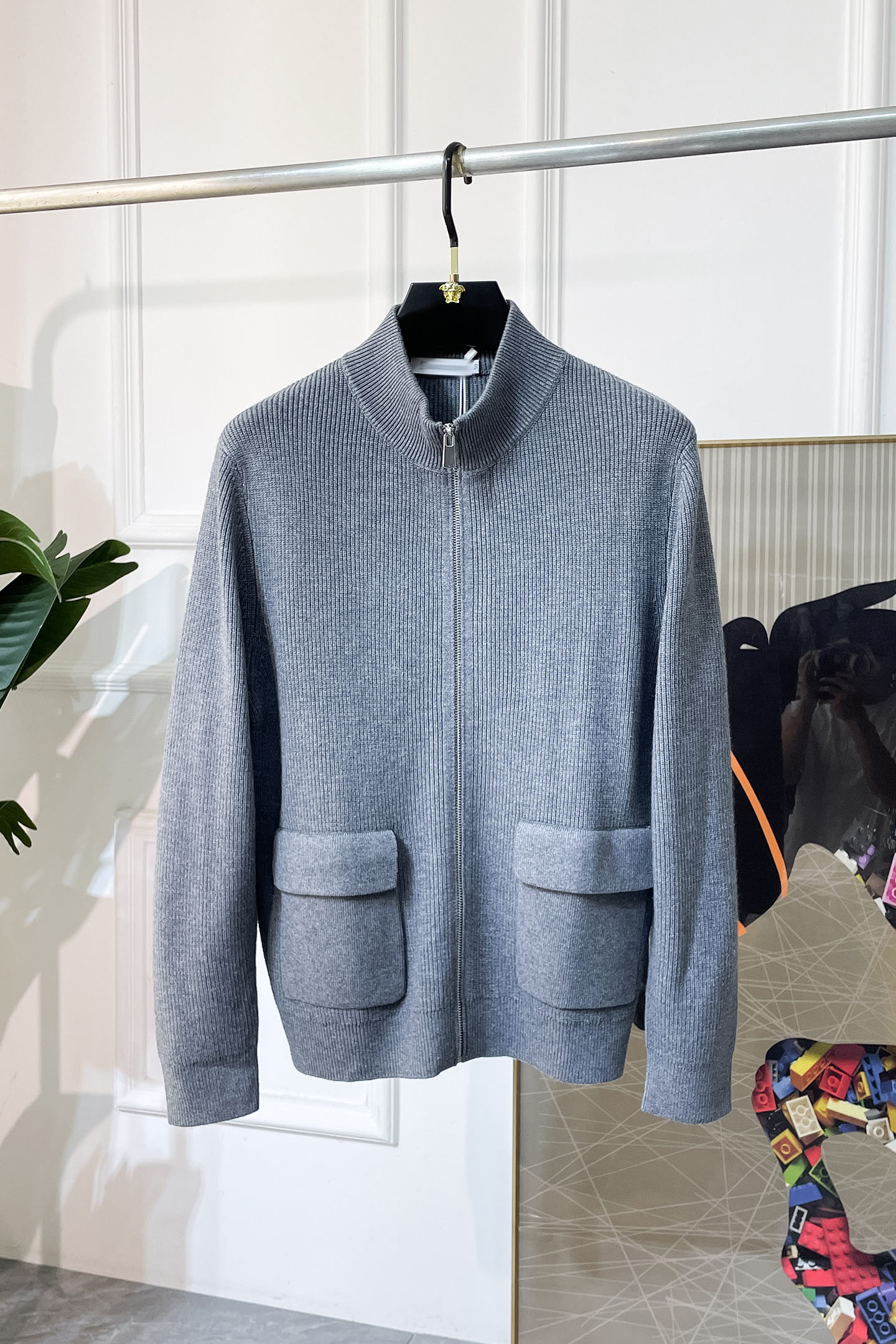 NO:521977,LP Nouyou - 2025 autumn and winter new men's wool knitted cardigan jacket. The counter is selling hot items, and a versatile item that every major fashion buyer celebrity handed over. It is simple and fashionable and beautiful, with a gentleman look on the upper body. The whole sweater is not only exquisite in texture, but also fine and fine workmanship. The overall beauty and generous ensure that the silhouette of the clothes is not easy to deform. Customized wool fabrics are neither loose nor tight, and have a very good restoration. A fashion item that combines cold resistance and fashion in autumn and winter. m-3XL,,loro piano, jackets & coats,sweaters,alexander wang19860909LP诺悠- 2025秋冬新款男士羊毛针织开衫外套.专柜在售爆款单品,各大时尚买手明星人手一件的百搭单品.简单时尚甚是好看,上身绅士范十足.整件毛衣不单纹理工艺精美,走线更是精工细作均匀整齐.整体美观大方保证了衣服的廓形不易变形.定制羊毛面料,既不会很宽松也不会很紧绷,恢复性非常好.秋冬御寒与时尚兼备的一款时装单品.m-3XL,,loro piana,jackets & coats,sweaters,alexander wang,Men's clothing