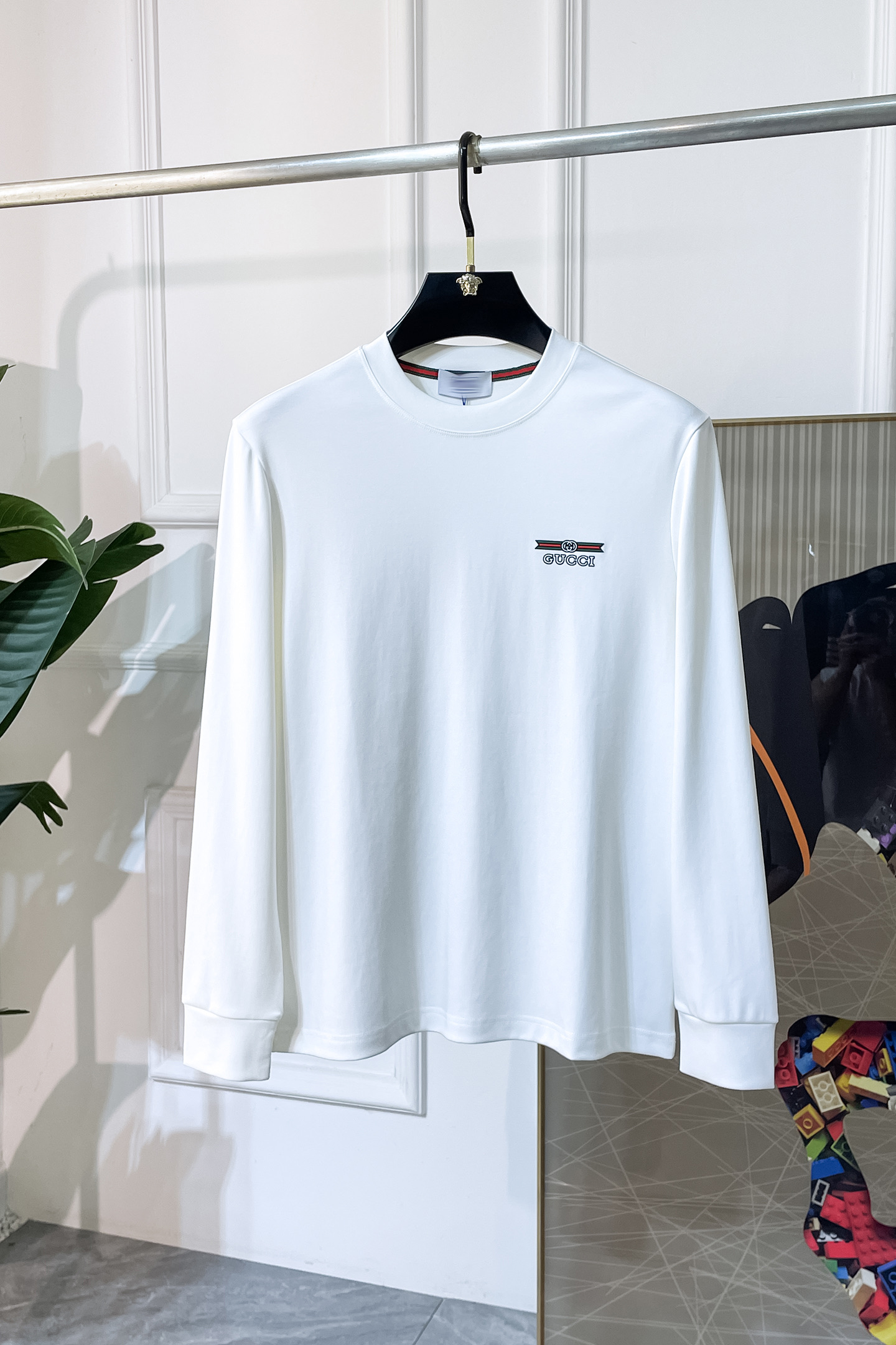 NO:521970,Guqi - 2025ss autumn clothing big long-sleeved T-shirt, using customized high-end cotton fabric, fashionable brand element logo design, soft, delicate, comfortable and warm, made with multiple craftsmanship, basic base shirts are indispensable for men's wardrobe. They can be matched with various clothing anytime and anywhere to meet your daily needs. The clothes design is simple but not simple. Dear, hurry up and buy it. Standard version size M~3XL, up to 200 pounds!  ,,tees,t-shirt,alexander wang19860909古奇 - 2025ss秋装大爆款长袖T恤,采用定制高级棉面料 时尚大牌元素logo设计,柔软细腻舒适保暖,多重工艺制作,男人的衣柜都少不了基础打底衫 随时随地都可以拿来搭配各种服饰 满足您日常生活需求 ,衣服设计简约而不简单 , 亲们赶紧入手 标准版型 尺码M~3XL 最大可穿200斤！,,tees，t-shirt,alexander wang,Men's clothing