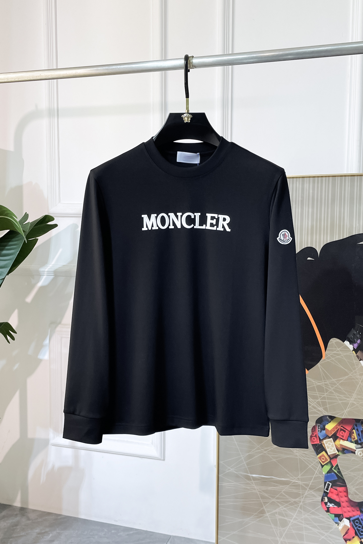 NO:521973,The 2025ss autumn clothing is a big hit long-sleeved T-shirt, which uses customized high-end cotton fabrics. Fashionable brand element logo design, soft, delicate, comfortable and warm, made with multiple craftsmanship. Basic base shirts are indispensable for men's wardrobe. They can be matched with various clothing anytime and anywhere to meet your daily needs. The clothes are simple but not simple. Dear, hurry up and buy them. Standard version size M~3XL, up to 200 pounds!  ,Moncler,tees,t-shirt,alexander wang19860909蒙口 - 2025ss秋装大爆款长袖T恤,采用定制高级棉面料 时尚大牌元素logo设计,柔软细腻舒适保暖,多重工艺制作,男人的衣柜都少不了基础打底衫 随时随地都可以拿来搭配各种服饰 满足您日常生活需求 ,衣服设计简约而不简单 , 亲们赶紧入手 标准版型 尺码M~3XL 最大可穿200斤！,,Moncler,tees，t-shirt,alexander wang,Men's clothing