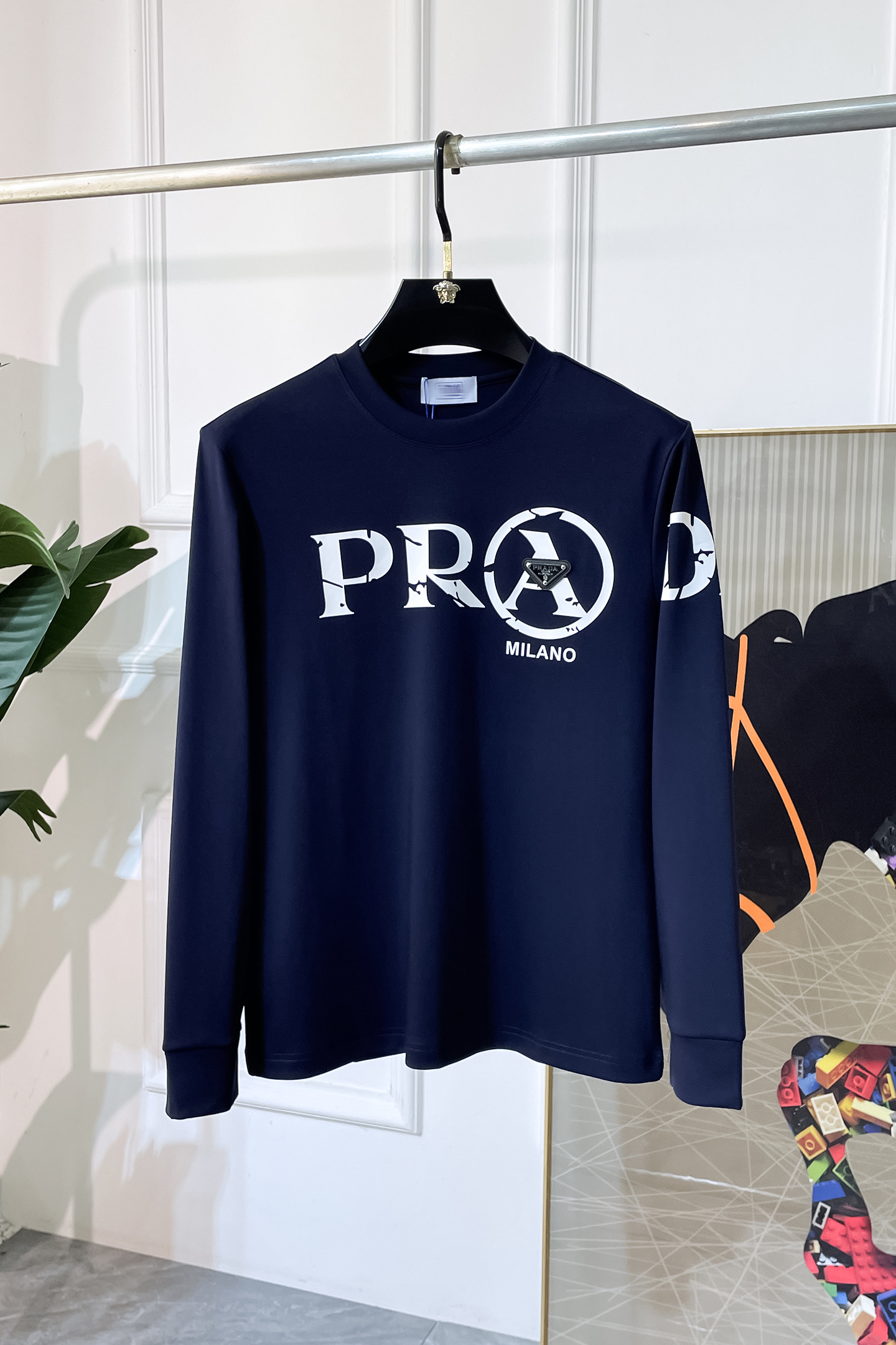 NO:521972,Prada - 2025ss autumn clothing big long-sleeved T-shirt, using customized high-end cotton fabrics, fashionable brand element logo design, soft, delicate, comfortable and warm, made with multiple craftsmanship, basic base shirts are indispensable for men's wardrobe. They can be matched with various clothing anytime and anywhere to meet your daily life needs. The clothes design is simple but not simple. Dear, hurry up and buy it. Standard version size M~3XL, up to 200 pounds!  ,,prada,tees,t-shirt,alexander wang19860909普拉达 - 2025ss秋装大爆款长袖T恤,采用定制高级棉面料 时尚大牌元素logo设计,柔软细腻舒适保暖,多重工艺制作,男人的衣柜都少不了基础打底衫 随时随地都可以拿来搭配各种服饰 满足您日常生活需求 ,衣服设计简约而不简单 , 亲们赶紧入手 标准版型 尺码M~3XL 最大可穿200斤！,,prada,tees，t-shirt,alexander wang,Men's clothing