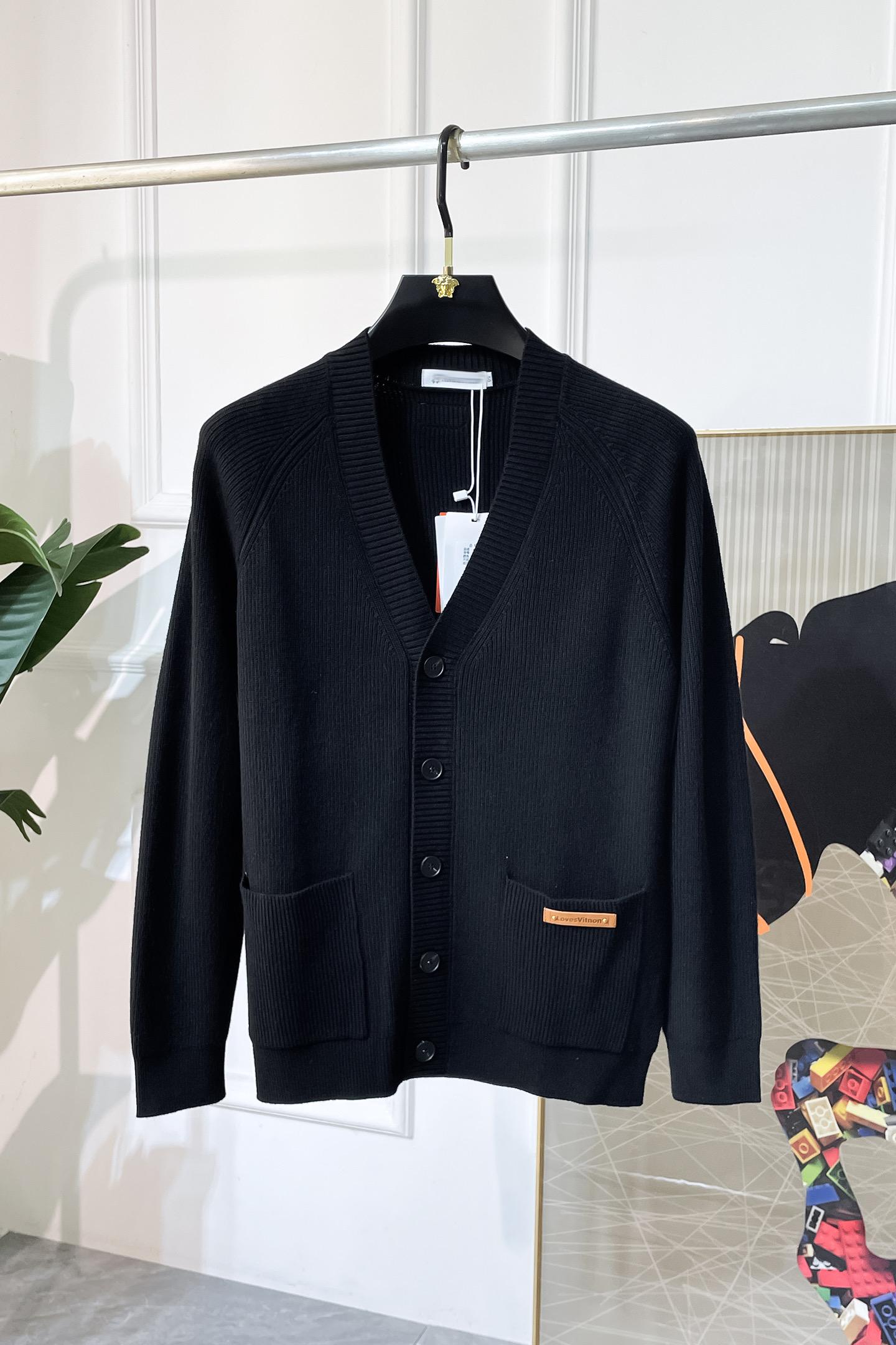 NO:521980,LV- 2025 autumn and winter new men's wool knitted cardigan jacket. The counter is selling hot items, and a versatile item that every major fashion buyer celebrity handed over. It is simple and fashionable and beautiful, with a gentleman look on the upper body. The whole sweater is not only exquisite in texture, but also fine and fine workmanship. The overall beauty and generous ensure that the silhouette of the clothes is not easy to deform. Customized wool fabrics are neither loose nor tight, and have a very good restoration. A fashion item that combines cold resistance and fashion in autumn and winter. m-3XL,,louis vuitton, jackets & coats, sweaters, alexander wang19860909LV- 2025秋冬新款男士羊毛针织开衫外套.专柜在售爆款单品,各大时尚买手明星人手一件的百搭单品.简单时尚甚是好看,上身绅士范十足.整件毛衣不单纹理工艺精美,走线更是精工细作均匀整齐.整体美观大方保证了衣服的廓形不易变形.定制羊毛面料,既不会很宽松也不会很紧绷,恢复性非常好.秋冬御寒与时尚兼备的一款时装单品.m-3XL,,louis vuitton,jackets & coats,sweaters,alexander wang,Men's clothing