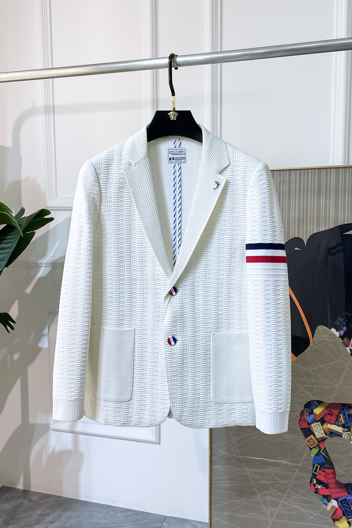 NO:519558,TB - 2025ss Snake Year Autumn and Winter Casual Suit Jacket is the most fashionable and simple design, atmospheric and decent, and it highlights the exquisiteness casually. Fabric This technology customized polyester fiber fabric is not a traditional design, it looks more young and fashionable. Details are very particular. The upper body effect is a regular style but the tailoring is very special. The effect is not loose or slim. It is moderate. No matter how fat and thin you wear it, there are different styles and sizes 48-56,,jackets & coats,business suit,alexander wang19860909TB - 2025ss蛇年秋冬大爆款休闲西装外套 最为时尚简约设计,大气得体,随意中凸显精致.面料 此款科技定制聚酯纤维面料, 不是传统的设计 更加显得年轻时尚 细节 非常讲究 上身效果属于常规款但是剪裁非常特别 效果并不是宽松 也不是修身 属于适中 无论胖瘦穿上身 都有不同的风格尺码48-56,,jackets & coats,business suit,alexander wang,Men's clothing