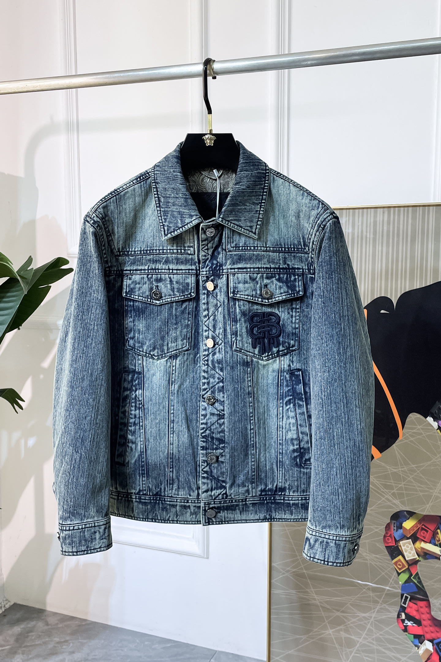 NO:528479,Balenciaga - 2025ss Snake Year New Year Spring Denim Jacket Jacket, customized high-quality polyester fiber fabric!  Top-level fashion brand elements logo design, complete with three standards!  The original hardware and accessories have smooth lines and exquisite craftsmanship, excellent upper body style, comfortable fabric, windproof and warm, and casual matching are very fashionable, handsome, casual and fashionable men's must-have!  Size M-4XL (model 178/145 catties wear L), balenciaga, jackets & coats, jackets & coats, alexander wang19860909巴黎世家- 2025ss蛇年贺岁款春装牛仔夹克外套,定制高品质聚酯纤维面料！顶级时尚大牌元素logo设计,三标齐全！原版五金辅料,线条流畅,工艺精致,上身版型超赞,面料舒适,挡风保暖,随意搭配都非常时尚帅气休闲时尚男仕必备款哦！尺码M-4XL（模特178/145斤穿L）,,balenciaga,jackets & coats,jackets & coats,alexander wang,Men's clothing