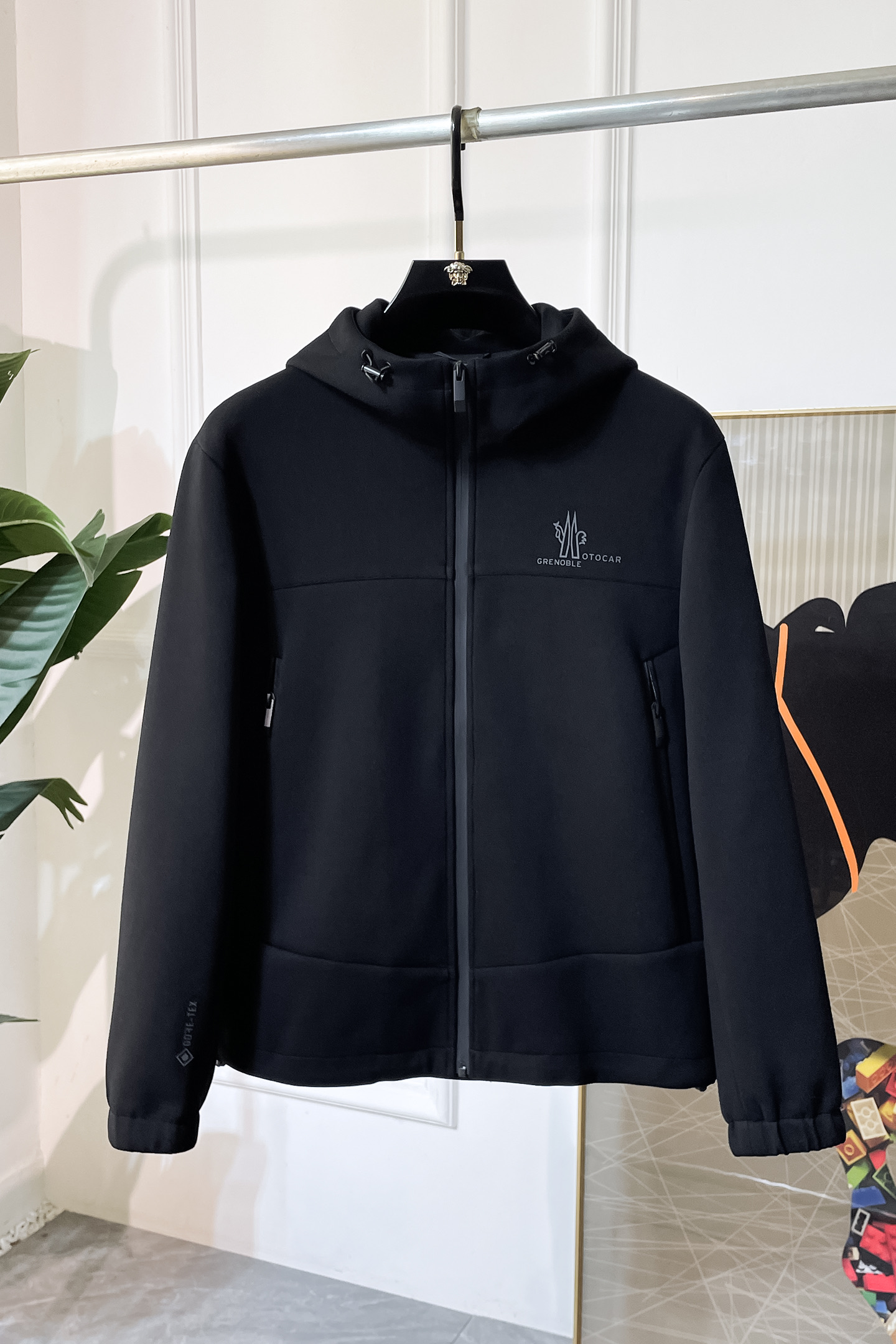 NO:521187,The 2025ss early autumn new jacket is the same as the official website. The official website is synchronized, original customized polyester fiber fabric, clean surface design, hat design is more windproof and warm, zipper design of the lace zipper design is stronger, the brand logo on the chest highlights the brand characteristics, which is consistent with the original version, the latest jacket series of pipe network models is simple and not simple, original hardware and accessories, trendy and fashionable high-end people must leave the version!  Code count: M-3XL, Moncler, jackets & coats, hats, alexander wang19860909蒙口- 2025ss早秋新款官网同款夹克 官网同步,原版订制聚酯纤维面料,面净版设计,戴帽设计更防风保暖,衣襟拉链设计保暖性更强,胸前品牌Logo标志彰显品牌特征,和原版一致,系列管网最新夹克款简约不简单的设计,原厂五金辅料,潮流时尚高档人士必留版！ 码数:M-3XL,,Moncler,jackets & coats,hats,alexander wang,Men's clothing