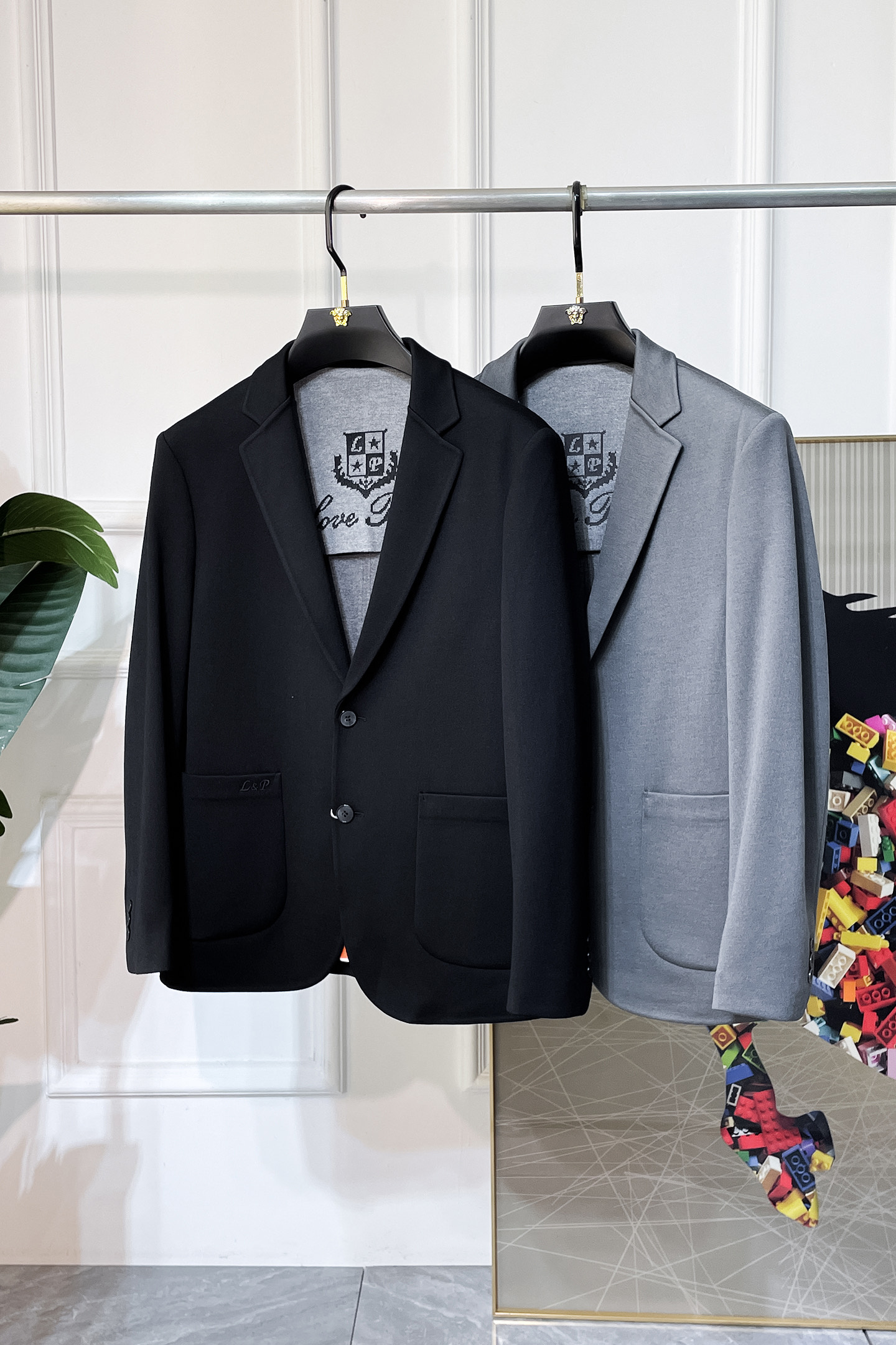 NO:519561,LP Nouyou - 2025ss Snake Year Autumn and Winter Casual Suit Jacket The most fashionable and simple design, atmospheric and decent, highlighting exquisiteness in a casual manner. Fabric This technology customized polyester fiber fabric is not a traditional design, it looks more young and fashionable. Details are very particular. The upper body effect is a regular style but the tailoring is very special. The effect is not loose or slim. It is moderate. No matter how fat and thin you wear it, there are different styles and sizes 48-56,,loro piano,jackets & coats,business suit,alexander wang19860909LP诺悠 - 2025ss蛇年秋冬大爆款休闲西装外套 最为时尚简约设计,大气得体,随意中凸显精致.面料 此款科技定制聚酯纤维面料, 不是传统的设计 更加显得年轻时尚 细节 非常讲究 上身效果属于常规款但是剪裁非常特别 效果并不是宽松 也不是修身 属于适中 无论胖瘦穿上身 都有不同的风格尺码48-56,,loro piana,jackets & coats,business suit,alexander wang,Men's clothing