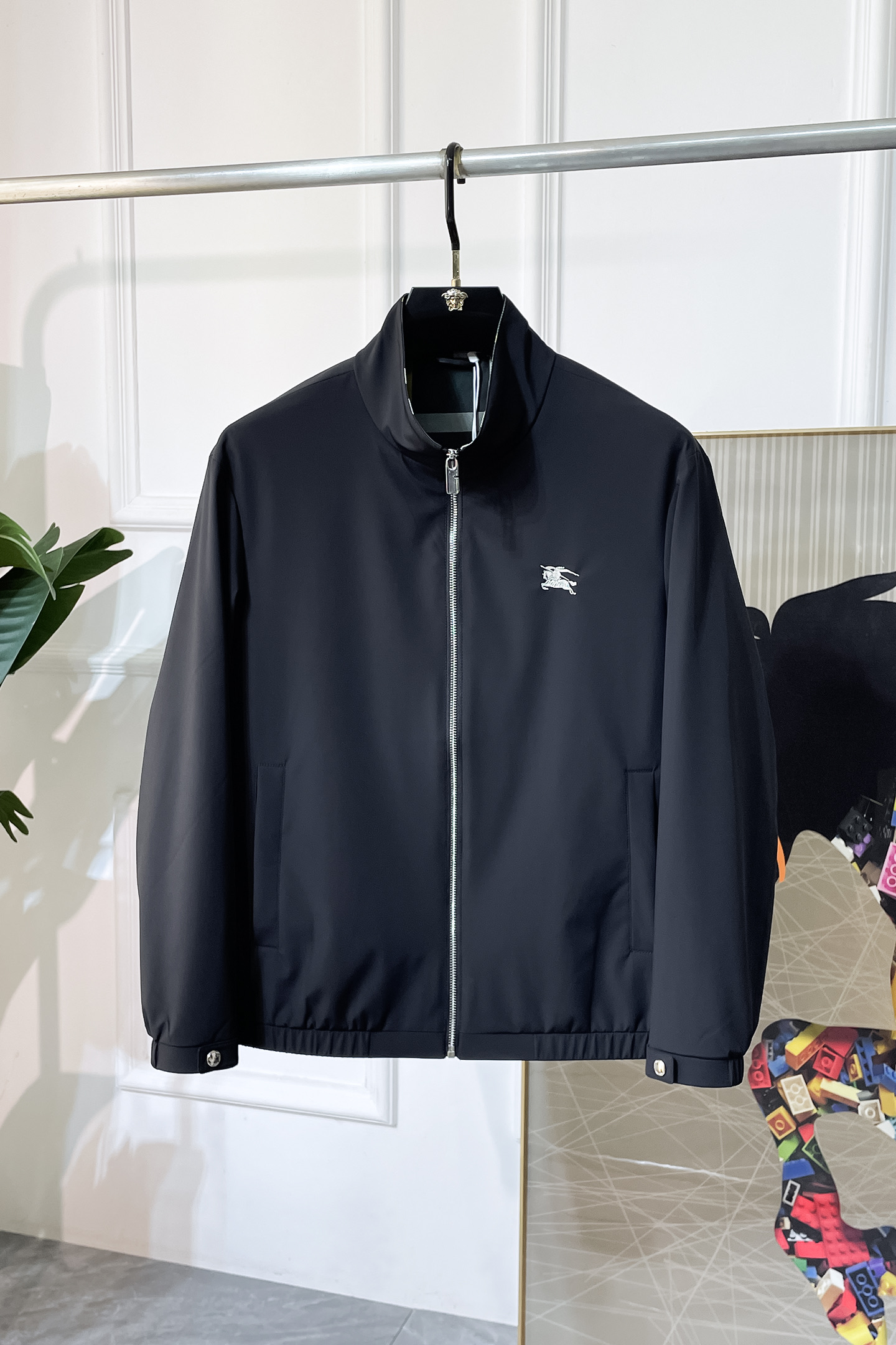 NO:519573,Burberry - 2025ss autumn and winter boutique jackets, customized high-quality polyester fabric!  Top-level fashion brand elements logo design, complete with three standards!  The original hardware and accessories have smooth lines and exquisite craftsmanship, excellent upper body style, comfortable fabric, windproof and warm, and casual matching are very fashionable, handsome, casual and fashionable men's must-have!  Size M-3XL can wear up to 190 catties!  ,burberry,jackets & coats,jackets & coats,alexander wang19860909巴宝莉 - 2025ss秋冬大爆款精品夹克外套,定制高品质聚酯纤维面料！顶级时尚大牌元素logo设计,三标齐全！原版五金辅料,线条流畅,工艺精致,上身版型超赞,面料舒适,挡风保暖,随意搭配都非常时尚帅气休闲时尚男仕必备款哦！尺码M-3XL 最大可穿190斤！,,burberry,jackets & coats,jackets & coats,alexander wang,Men's clothing