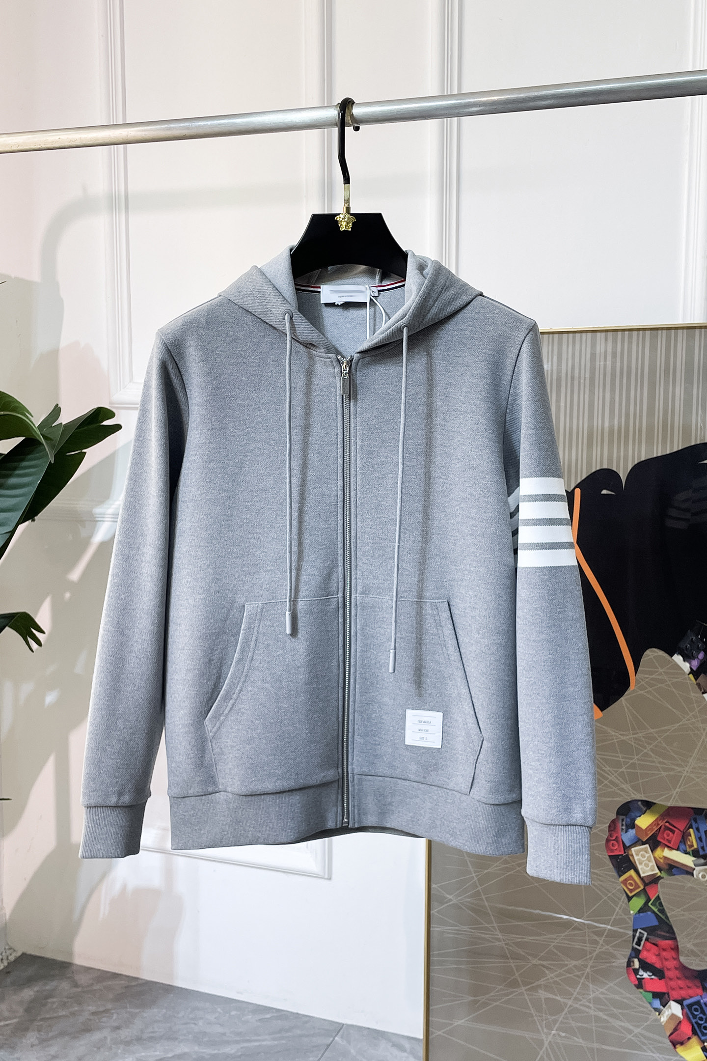 NO:521185,TB- 2025ss early autumn new jacket on the official website. The official website is synchronized, original customized polyester fiber fabric, clean surface design, hat design is more windproof and warm, zipper design of the lace zipper design is stronger, the brand logo on the chest highlights the brand characteristics, which is consistent with the original version, the latest jacket in the series pipeline network is simple and not simple, original hardware and accessories, trendy and fashionable high-end people must leave the version!  Code count: M-3XL, Jackets & coats, Hats, Alexander wang19860909TB- 2025ss早秋新款官网同款夹克 官网同步,原版订制聚酯纤维面料,面净版设计,戴帽设计更防风保暖,衣襟拉链设计保暖性更强,胸前品牌Logo标志彰显品牌特征,和原版一致,系列管网最新夹克款简约不简单的设计,原厂五金辅料,潮流时尚高档人士必留版！ 码数:M-3XL,,jackets & coats,hats,alexander wang,Men's clothing