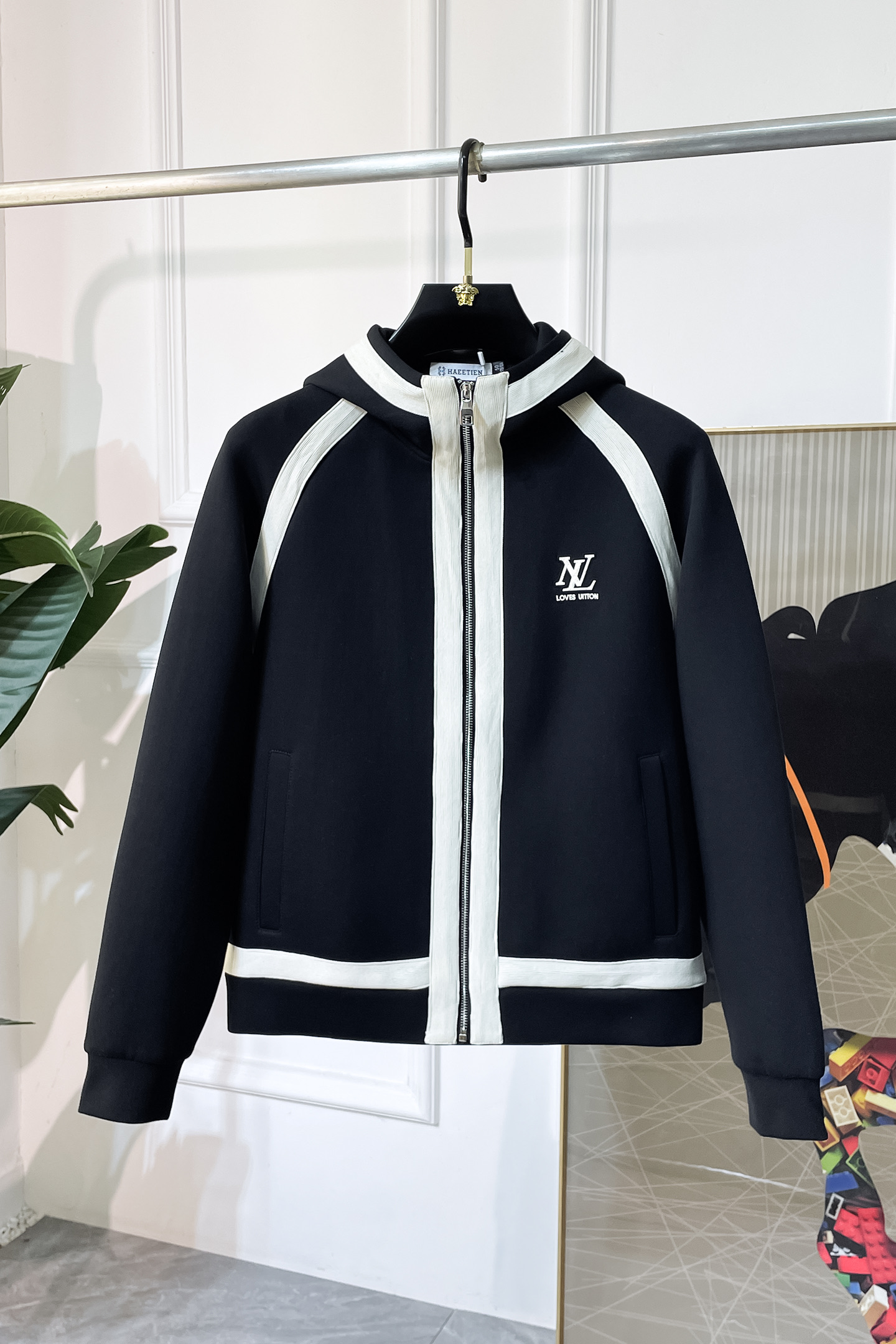 NO:521200,LV- 2025ss early autumn new jacket on the official website. The official website is synchronized, original customized polyester fiber fabric, clean surface design, hat design is more windproof and warm, zipper design of the lace zipper design is stronger, the brand logo on the chest highlights the brand characteristics, which is consistent with the original version, the latest jacket in the series pipeline network is simple and not simple, original hardware and accessories, trendy and fashionable high-end people must leave the version!  Number of codes: M-3XL, louis vuitton, jackets & coats, hats, alexander wang19860909LV- 2025ss早秋新款官网同款夹克 官网同步,原版订制聚酯纤维面料,面净版设计,戴帽设计更防风保暖,衣襟拉链设计保暖性更强,胸前品牌Logo标志彰显品牌特征,和原版一致,系列管网最新夹克款简约不简单的设计,原厂五金辅料,潮流时尚高档人士必留版！ 码数:M-3XL,,louis vuitton,jackets & coats,hats,alexander wang,Men's clothing