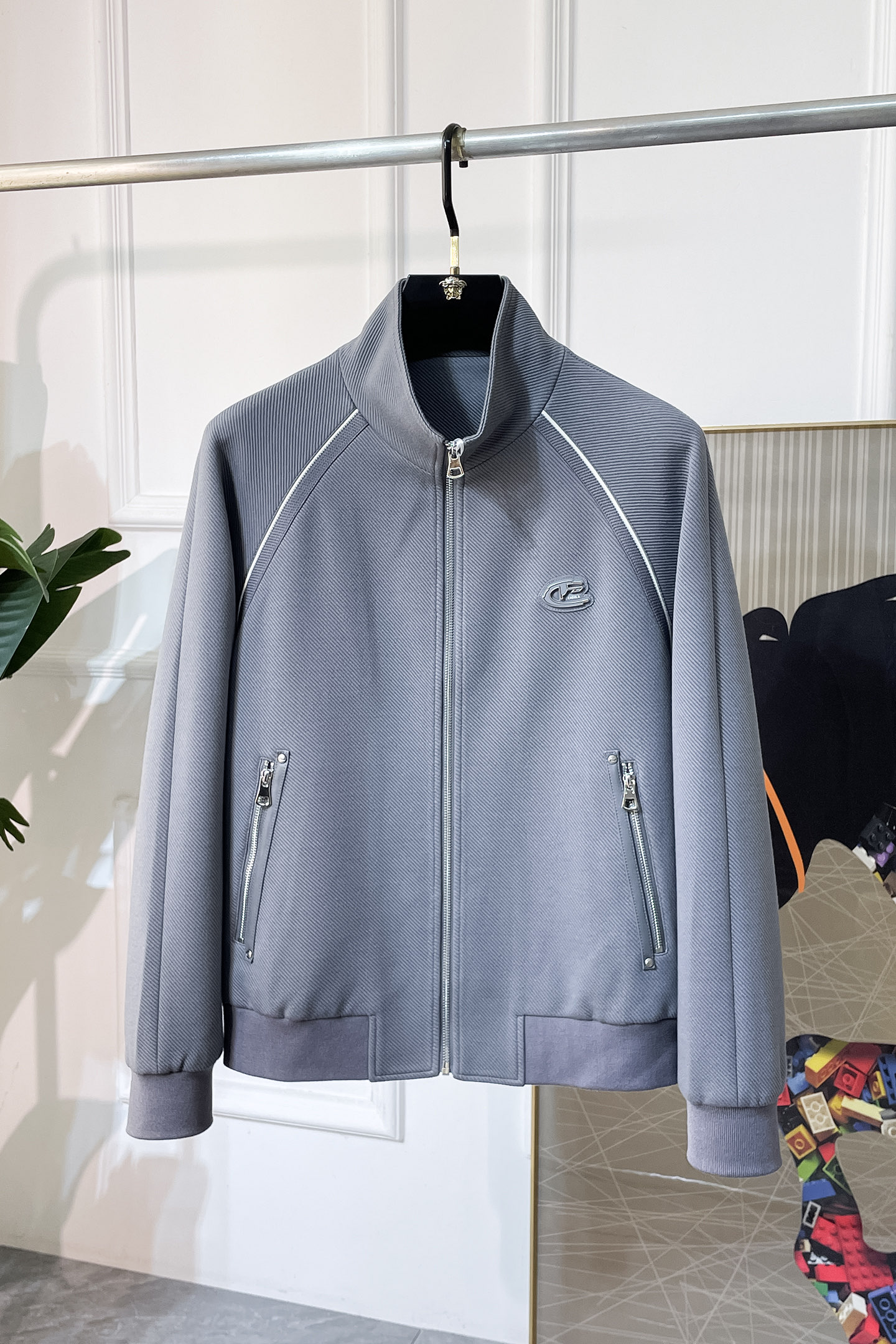 NO:521183,Cavalli - 2025ss early autumn new jacket on the official website. The official website is synchronized, original customized polyester fiber fabric, clean surface design, hat design is more windproof and warm, zipper design of the lace zipper design is stronger, the brand logo on the chest highlights the brand characteristics, which is consistent with the original version, the latest jacket in the series pipeline network is simple and not simple, original hardware and accessories, trendy and fashionable high-end people must leave the version!  Code count: M-3XL, Jackets & coats, Hats, Alexander wang19860909卡瓦利- 2025ss早秋新款官网同款夹克 官网同步,原版订制聚酯纤维面料,面净版设计,戴帽设计更防风保暖,衣襟拉链设计保暖性更强,胸前品牌Logo标志彰显品牌特征,和原版一致,系列管网最新夹克款简约不简单的设计,原厂五金辅料,潮流时尚高档人士必留版！ 码数:M-3XL,,jackets & coats,hats,alexander wang,Men's clothing