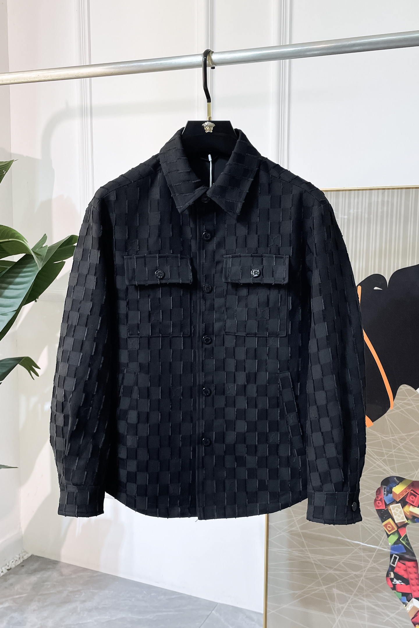 NO:519571,LV - 2025ss autumn and winter boutique jackets, customized high-quality polyester fiber fabric!  Top-level fashion brand elements logo design, complete with three standards!  The original hardware and accessories have smooth lines and exquisite craftsmanship, excellent upper body style, comfortable fabric, windproof and warm, and casual matching are very fashionable, handsome, casual and fashionable men's must-have!  Size M-3XL can wear up to 190 catties!  ,,louis vuitton,jackets & coats,jackets & coats,alexander wang19860909LV - 2025ss秋冬大爆款精品夹克外套,定制高品质聚酯纤维面料！顶级时尚大牌元素logo设计,三标齐全！原版五金辅料,线条流畅,工艺精致,上身版型超赞,面料舒适,挡风保暖,随意搭配都非常时尚帅气休闲时尚男仕必备款哦！尺码M-3XL 最大可穿190斤！,,louis vuitton,jackets & coats,jackets & coats,alexander wang,Men's clothing