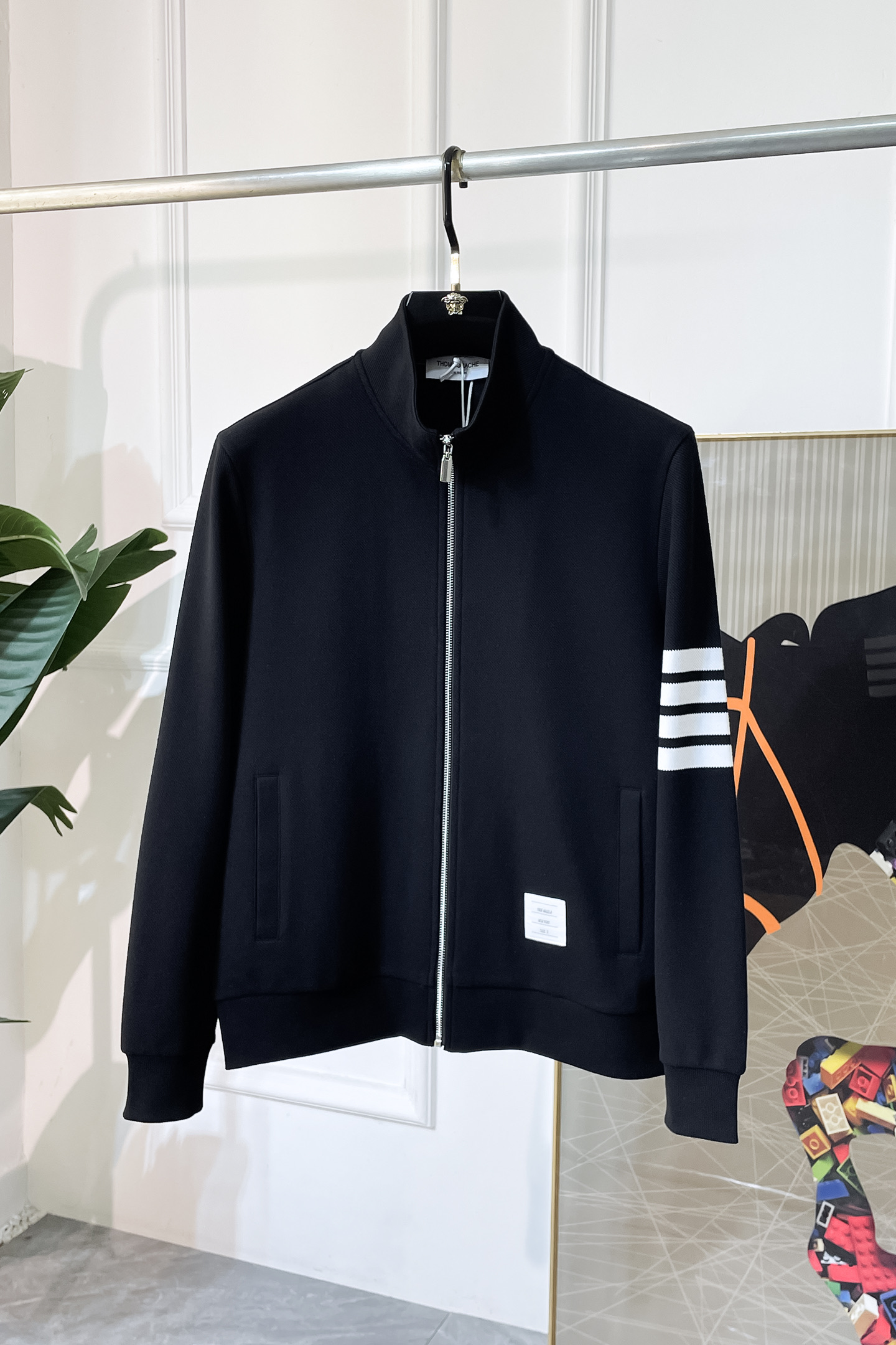 NO:521189,TB- 2025ss early autumn new jacket on the official website. The official website is synchronized, original customized polyester fiber fabric, clean surface design, hat design is more windproof and warm, zipper design of the lace zipper design is stronger, the brand logo on the chest highlights the brand characteristics, which is consistent with the original version, the latest jacket in the series pipeline network is simple and not simple, original hardware and accessories, trendy and fashionable high-end people must leave the version!  Code count: M-3XL, Jackets & coats, Hats, Alexander wang19860909TB- 2025ss早秋新款官网同款夹克 官网同步,原版订制聚酯纤维面料,面净版设计,戴帽设计更防风保暖,衣襟拉链设计保暖性更强,胸前品牌Logo标志彰显品牌特征,和原版一致,系列管网最新夹克款简约不简单的设计,原厂五金辅料,潮流时尚高档人士必留版！ 码数:M-3XL,,jackets & coats,hats,alexander wang,Men's clothing