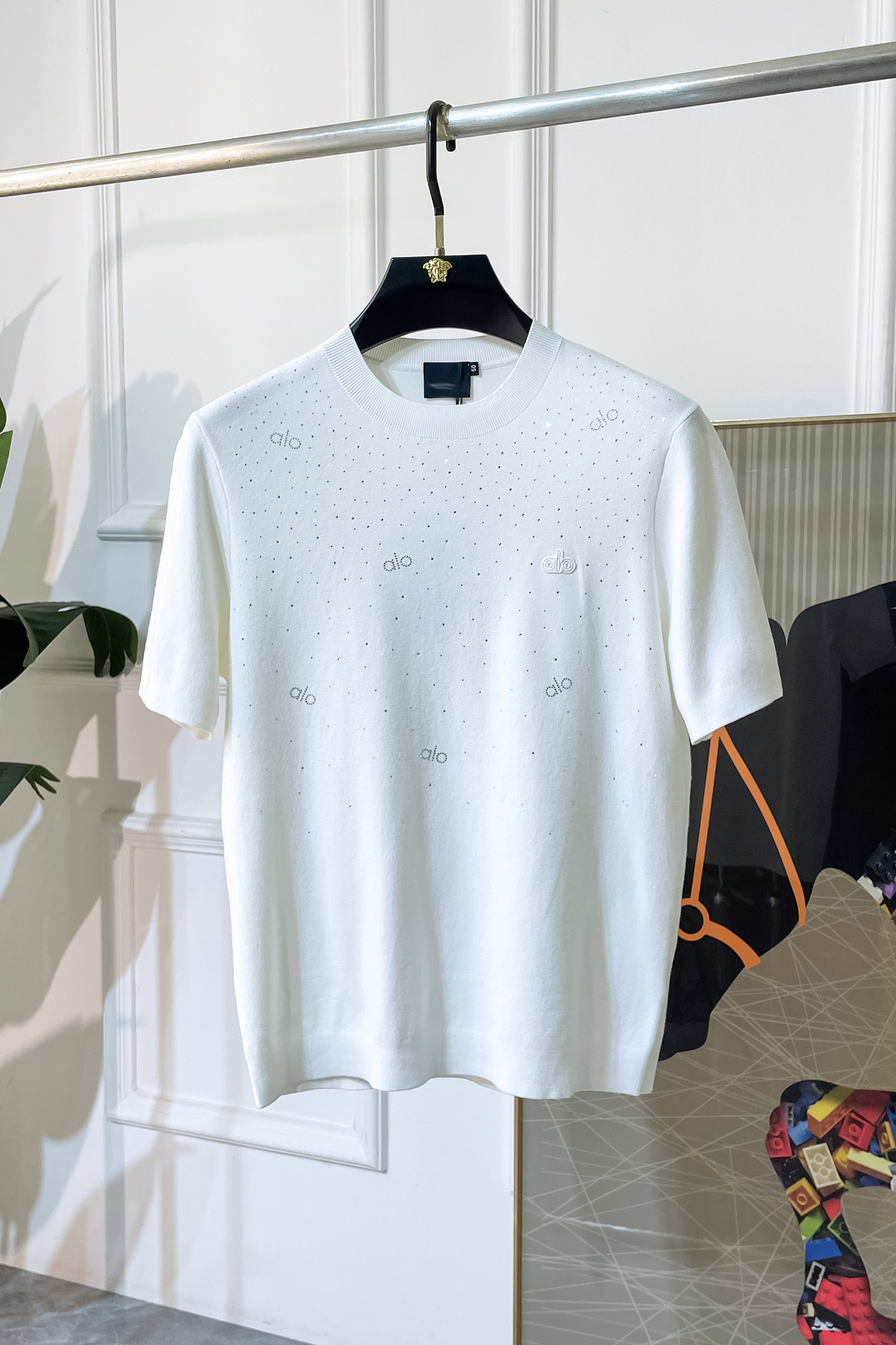 NO:528469,alo -2025ss autumn and winter half-sleeved sweater series!  Casual business wear, essential for inner wear, selected top-grade - worsted mulberry silk blended fabric, delicate feel, close-fitting and comfortable without tying, good upper body style, warm wear, the counter logo design is very unique, male gods, don’t miss it!  Size M-3XL, alexander wang19860909alo -2025ss秋冬半袖毛衫系列！休闲商务外穿 内搭必备款,精选上等-精纺桑蚕丝混纺面料,面料手感细腻,贴身舒适不扎肉,上身版型好 穿着保暖,专柜标志设计非常独特,男神们别错过！ 尺码 M-3XL,,alexander wang,Men's clothing