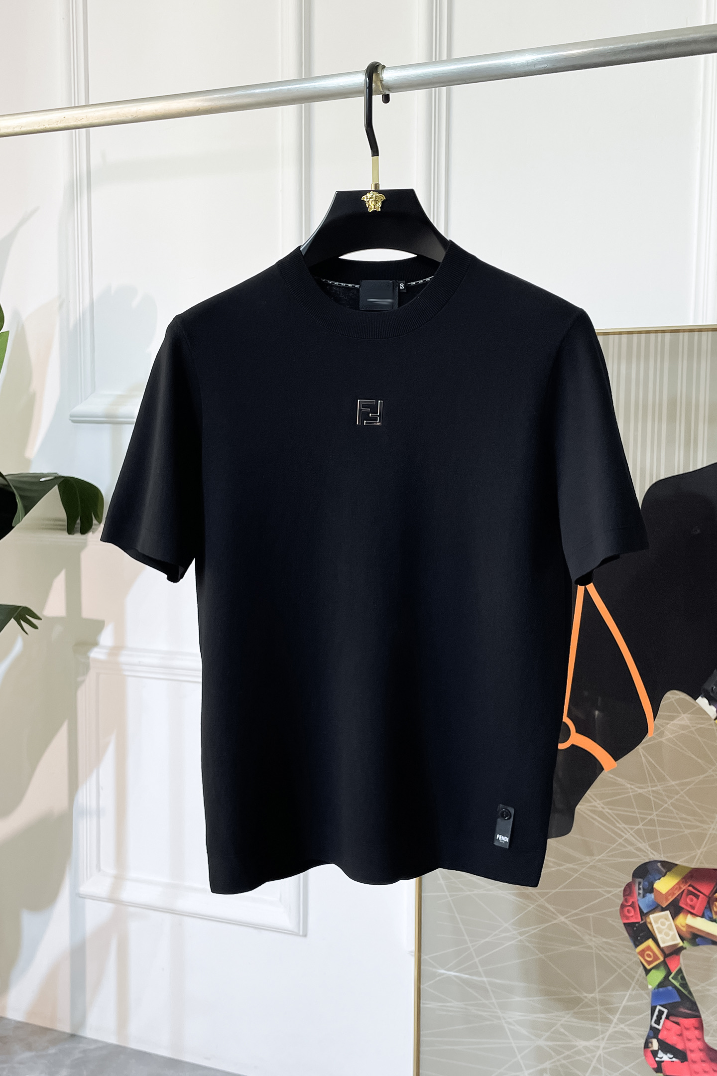 NO:523144,Fendi - 2025ss autumn and winter half-sleeved sweater series!  Casual business wear, essential for inner wear, selected top-grade - worsted mulberry silk blended fabric, delicate feel, close-fitting and comfortable without tying, good upper body style, warm wear, the counter logo design is very unique, male gods, don’t miss it!  Size M-3XL, fendi,alexander wang19860909芬迪 -2025ss秋冬半袖毛衫系列！休闲商务外穿 内搭必备款,精选上等-精纺桑蚕丝混纺面料,面料手感细腻,贴身舒适不扎肉,上身版型好 穿着保暖,专柜标志设计非常独特,男神们别错过！ 尺码 M-3XL,,fendi,alexander wang,Men's clothing