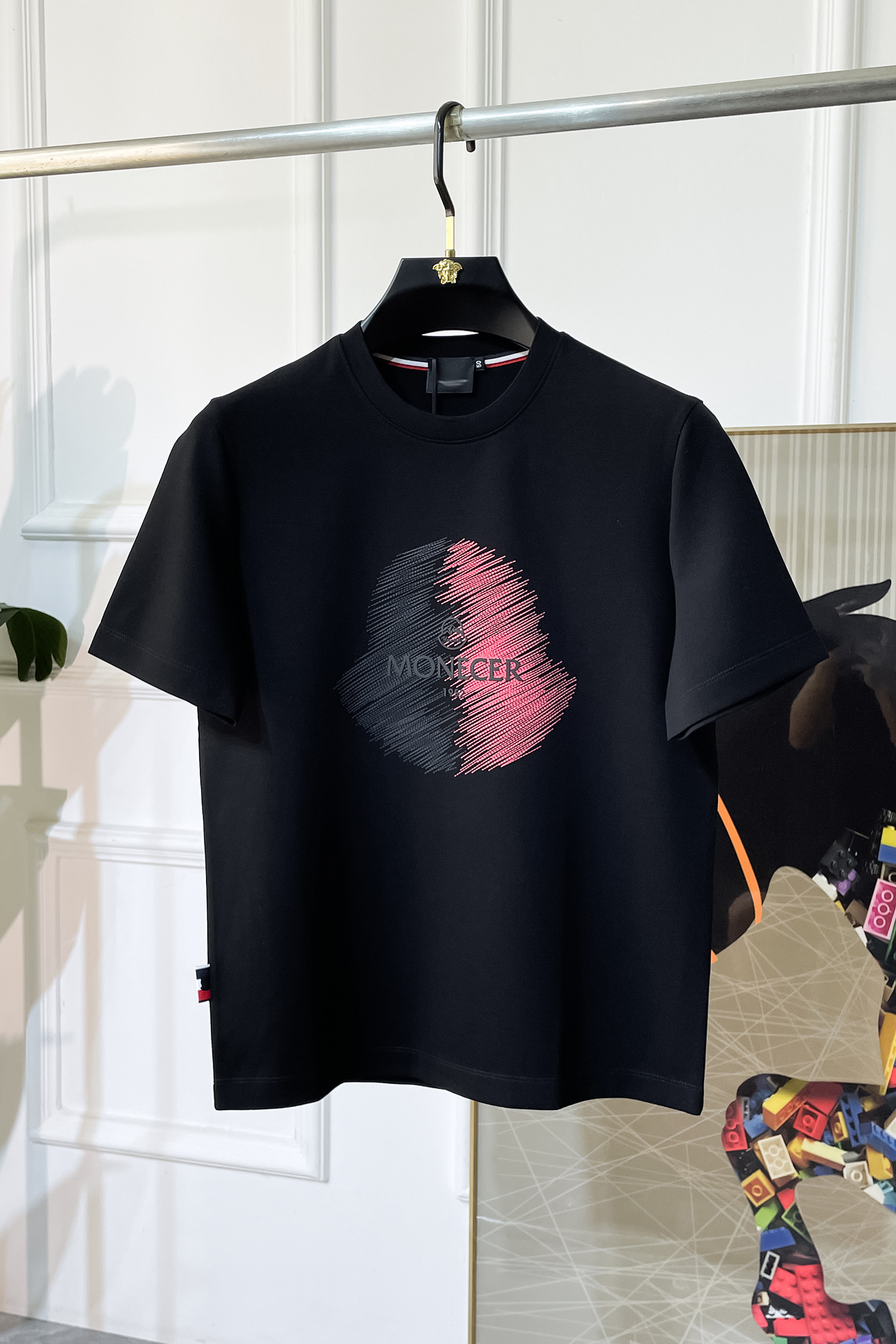 NO:529794,Covered -ss autumn and winter half-sleeved sweater series!  Casual business wear, essential for inner wear, selected top-split modal blend fabric, the fabric feels delicate, close-fitting and comfortable without thorning, the upper body style is good, warm, the counter logo design is very unique, male gods, don’t miss it!  Size M-3XL, Moncler,alexander wang19860909蒙口 -ss秋冬半袖毛衫系列！休闲商务外穿 内搭必备款,精选上等-精纺莫代尔混纺面料,面料手感细腻,贴身舒适不扎肉,上身版型好 穿着保暖,专柜标志设计非常独特,男神们别错过！ 尺码 M-3XL,,Moncler,alexander wang,Men's clothing