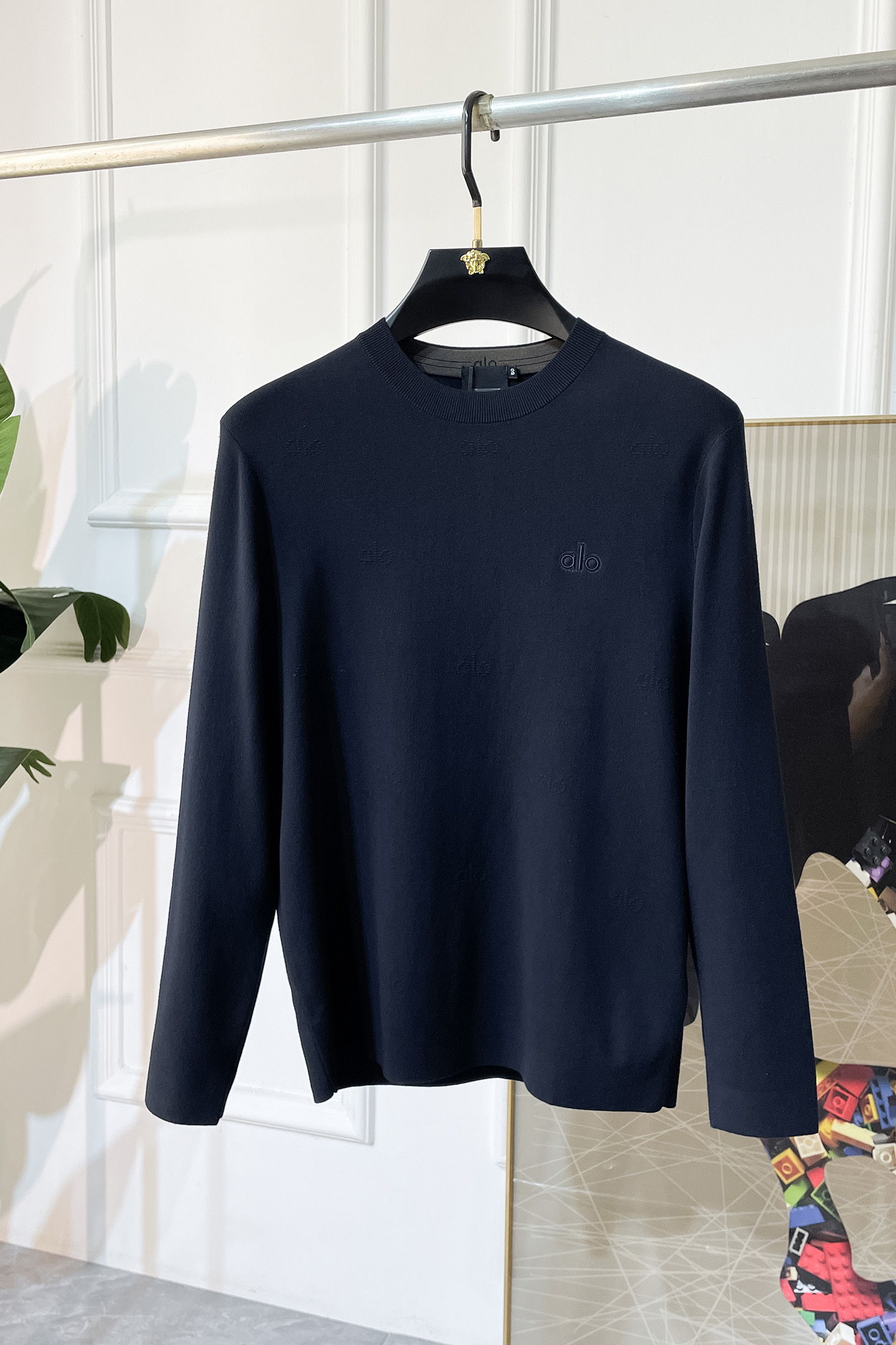 NO:526375,alo - 2025ss autumn and winter counter hits a big knitted sweater, casual and fashionable outside, essential for inner wear, customized imported wool blend fabric, delicate fabric, close-fitting and comfortable without rigging, good upper body style, warm, the counter logo design is very unique, original quality and craftsmanship is absolutely the highest version in the market, the top original version is super-skinned, soft and crisp, not easy to deform. The lock edge sewing plates are very rigorous and exquisite, absolutely first-line OEM requirements!  Don't miss it, male gods!  Size M-3XL, alexander wang19860909alo - 2025ss秋冬专柜大爆款针织毛衫,休闲时尚外穿 内搭必备款,定制进口羊毛混纺面料,面料手感细腻,贴身舒适不扎肉,上身版型好 穿着保暖,专柜标志设计非常独特,原版品质与工艺 绝对市场最高版本 顶级原版穿着超赞 柔顺挺括,不易变形.锁边缝盘都非常严谨考究 绝对一线代工要求！男神们别错过！ 尺码 M-3XL,,alexander wang,Men's clothing