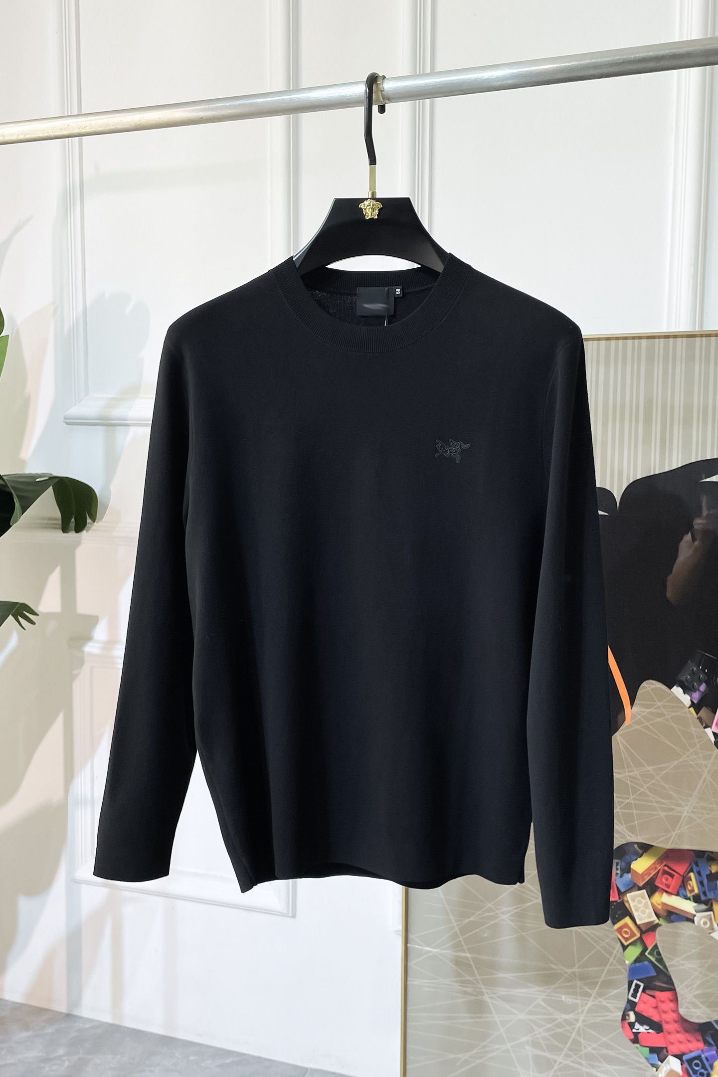 NO:528464,Shizuniao - 2025ss autumn and winter counter hits a big knitted sweater, casual and fashionable outside, essential for inner wear, customized imported wool blend fabric, delicate fabric, close-fitting and comfortable without rigging, good upper body style, warm, the counter logo design is very unique, original quality and craftsmanship is absolutely the highest version in the market, the top original version is super dressed, soft and crisp, not easy to deform. The lock edge sewing plates are very rigorous and exquisite, absolutely first-line OEM requirements!  Don't miss it, male gods!  Size M-3XL, alexander wang19860909史祖鸟- 2025ss秋冬专柜大爆款针织毛衫,休闲时尚外穿 内搭必备款,定制进口羊毛混纺面料,面料手感细腻,贴身舒适不扎肉,上身版型好 穿着保暖,专柜标志设计非常独特,原版品质与工艺 绝对市场最高版本 顶级原版穿着超赞 柔顺挺括,不易变形.锁边缝盘都非常严谨考究 绝对一线代工要求！男神们别错过！ 尺码 M-3XL,,alexander wang,Men's clothing