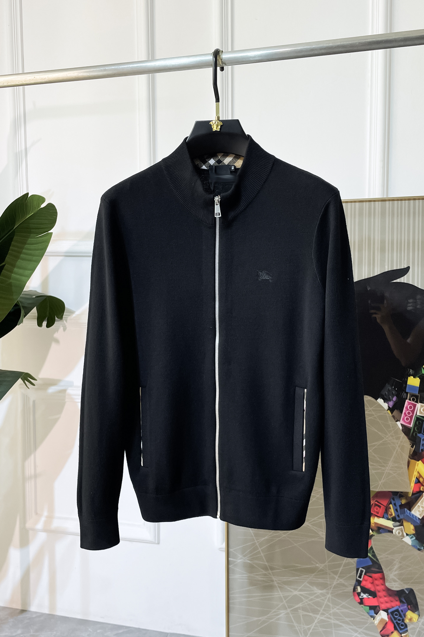 NO:523154,Burberry - 2025 autumn and winter new men's wool knitted cardigan jacket. The counter is selling hot items, and a versatile item that every major fashion buyer celebrity handed over. It is simple and fashionable and beautiful, with a gentleman look on the upper body. The whole sweater is not only exquisite in texture, but also fine and fine workmanship and neat. The overall beauty and generous ensure that the silhouette of the clothes is not easy to deform. Customized wool fabrics are neither loose nor tight, and have a very good restoration. A fashion item that combines cold resistance and fashion in autumn and winter. m-3XL, burberry, jackets & coats, sweaters, alexander wang19860909巴宝莉 - 2025秋冬新款男士羊毛针织开衫外套.专柜在售爆款单品,各大时尚买手明星人手一件的百搭单品.简单时尚甚是好看,上身绅士范十足.整件毛衣不单纹理工艺精美,走线更是精工细作均匀整齐.整体美观大方保证了衣服的廓形不易变形.定制羊毛面料,既不会很宽松也不会很紧绷,恢复性非常好.秋冬御寒与时尚兼备的一款时装单品.m-3XL,,burberry,jackets & coats,sweaters,alexander wang,Men's clothing