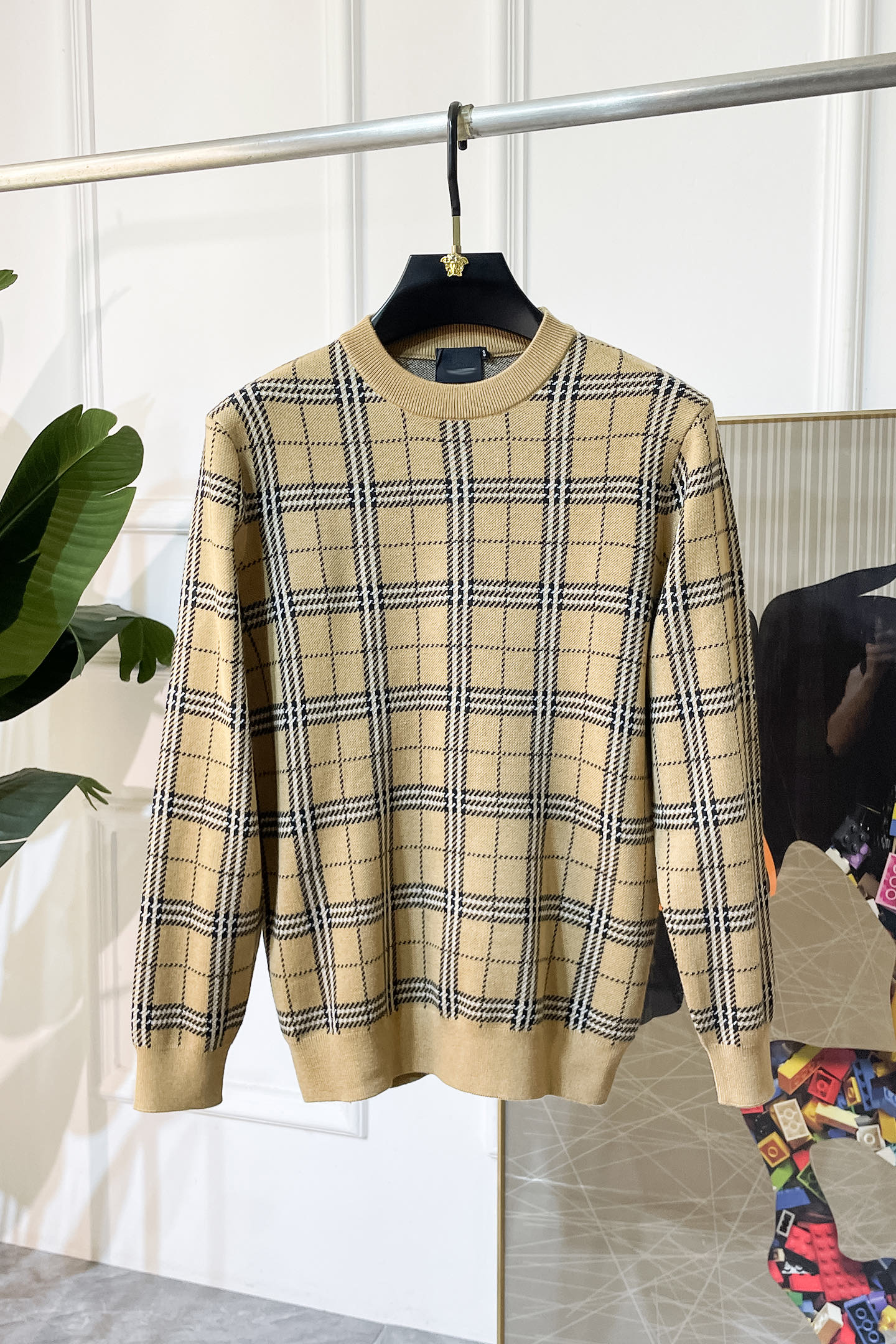 NO:523139,Burberry - 2025ss autumn and winter counter hits a big knitted sweater, casual and fashionable outside, essential for inner wear, customized imported wool blend fabric, delicate fabric, close-fitting and comfortable without thorn, good upper body style, warm, the counter logo design is very unique, original quality and craftsmanship is absolutely the highest version in the market, the top original version is super-skinned, soft and crisp, not easy to deform. The lock edge sewing plates are very rigorous and exquisite, absolutely first-line OEM requirements!  Don't miss it, male gods!  Size M-3XL, burberry,alexander wang19860909巴宝莉 - 2025ss秋冬专柜大爆款针织毛衫,休闲时尚外穿 内搭必备款,定制进口羊毛混纺面料,面料手感细腻,贴身舒适不扎肉,上身版型好 穿着保暖,专柜标志设计非常独特,原版品质与工艺 绝对市场最高版本 顶级原版穿着超赞 柔顺挺括,不易变形.锁边缝盘都非常严谨考究 绝对一线代工要求！男神们别错过！ 尺码 M-3XL,,burberry,alexander wang,Men's clothing