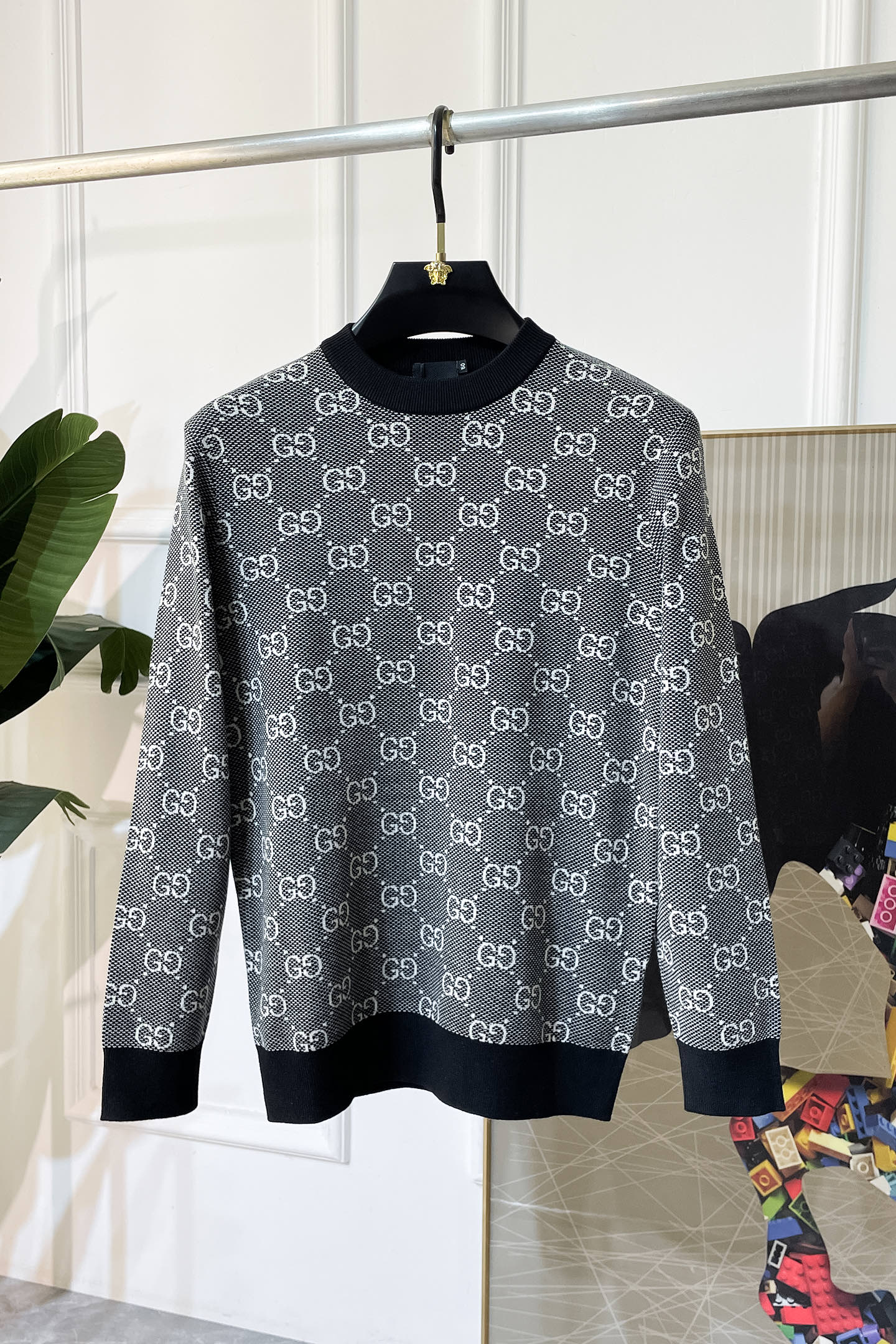 NO:523141,Guqi - 2025ss autumn and winter counter has a big hit knitted sweater, casual and fashionable outside, essential for inner wear, customized imported wool blend fabric, delicate fabric, close-fitting and comfortable without thorn, good upper body style, warm, the counter logo design is very unique, original quality and craftsmanship is absolutely the highest version in the market, the top original version is super-skinned, soft and crisp, not easy to deform. The lock edge sewing plates are very rigorous and exquisite, absolutely first-line OEM requirements!  Don't miss it, male gods!  Size M-3XL, alexander wang19860909古奇 - 2025ss秋冬专柜大爆款针织毛衫,休闲时尚外穿 内搭必备款,定制进口羊毛混纺面料,面料手感细腻,贴身舒适不扎肉,上身版型好 穿着保暖,专柜标志设计非常独特,原版品质与工艺 绝对市场最高版本 顶级原版穿着超赞 柔顺挺括,不易变形.锁边缝盘都非常严谨考究 绝对一线代工要求！男神们别错过！ 尺码 M-3XL,,alexander wang,Men's clothing