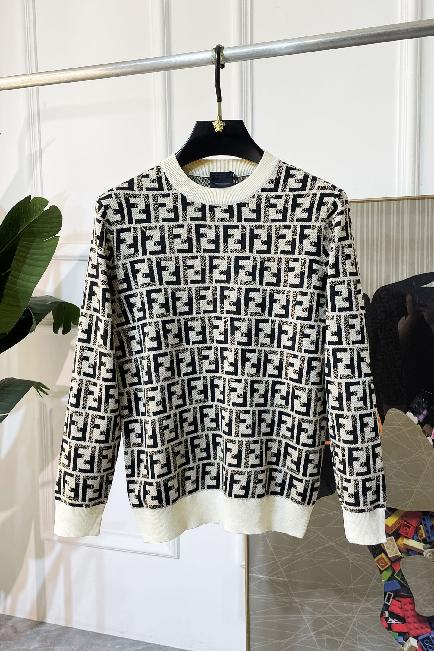 NO:530628,Fendi - 2025ss Autumn and Winter Counter Knitted Sweater, casual and fashionable outside, essential for inner wear, customized imported wool blend fabric, delicate fabric, close-fitting and comfortable without thorn, good upper body style, warm, the counter logo design is very unique, original quality and craftsmanship is absolutely the highest version in the market, the top original version is super-skinned, soft and crisp, not easy to deform. The lock edge sewing plates are very rigorous and exquisite, absolutely first-line OEM requirements!  Don't miss it, male gods!  Size M-3XL, fendi,alexander wang19860909芬迪 - 2025ss秋冬专柜大爆款针织毛衫,休闲时尚外穿 内搭必备款,定制进口羊毛混纺面料,面料手感细腻,贴身舒适不扎肉,上身版型好 穿着保暖,专柜标志设计非常独特,原版品质与工艺 绝对市场最高版本 顶级原版穿着超赞 柔顺挺括,不易变形.锁边缝盘都非常严谨考究 绝对一线代工要求！男神们别错过！ 尺码 M-3XL,,fendi,alexander wang,Men's clothing