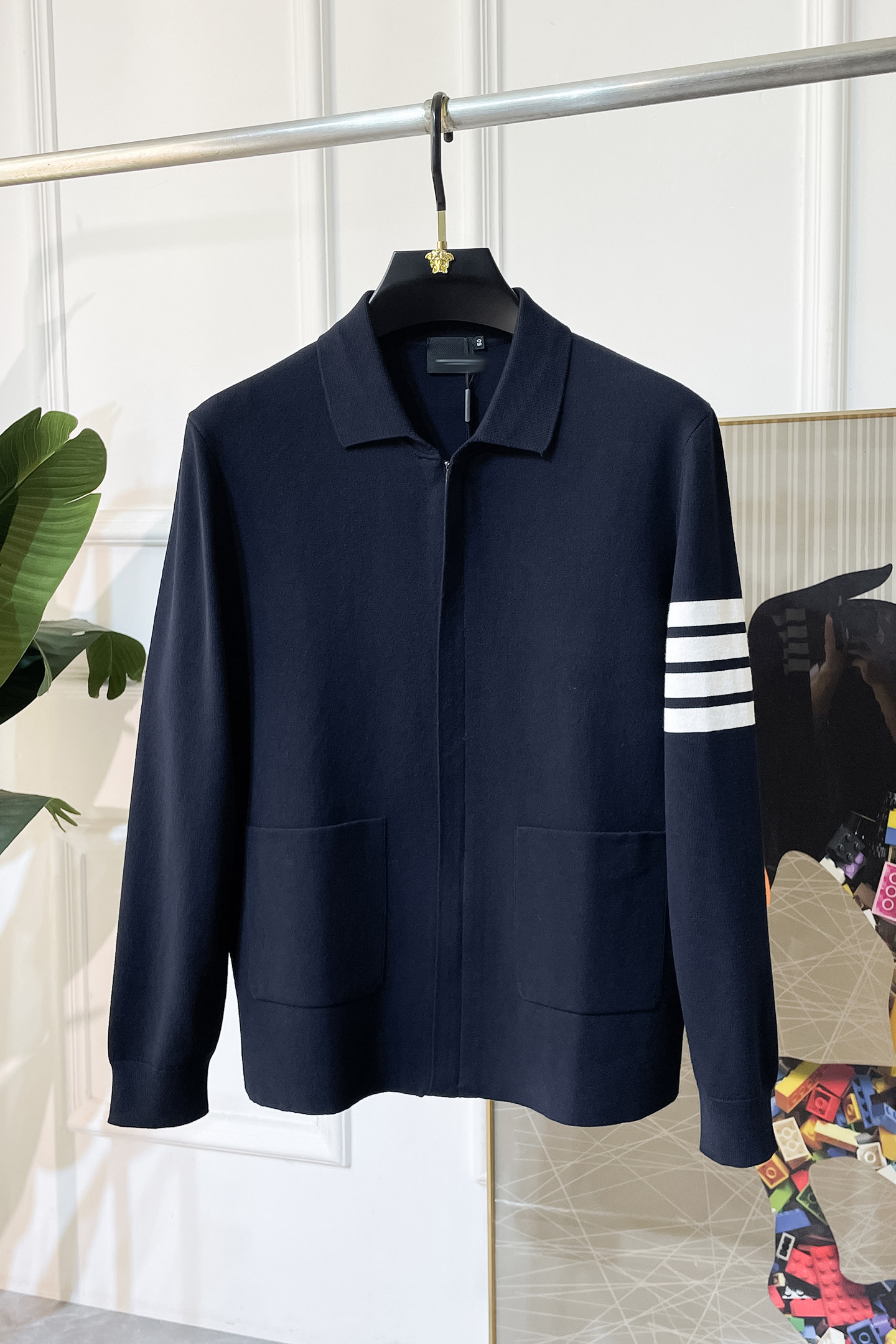 NO:523151,TB - 2025 autumn and winter new men's wool knitted cardigan jacket. The counter is selling hot items, and a versatile item that every major fashion buyer celebrity handed over. It is simple and fashionable and beautiful, with a gentleman look on the upper body. The whole sweater is not only exquisite in texture, but also fine and fine workmanship. The overall beauty and generous ensure that the silhouette of the clothes is not easy to deform. Customized wool fabrics are neither loose nor tight, and have a very good restoration. A fashion item that combines cold resistance and fashion in autumn and winter. m-3XL,, jackets & coats, sweaters, alexander wang19860909TB - 2025秋冬新款男士羊毛针织开衫外套.专柜在售爆款单品,各大时尚买手明星人手一件的百搭单品.简单时尚甚是好看,上身绅士范十足.整件毛衣不单纹理工艺精美,走线更是精工细作均匀整齐.整体美观大方保证了衣服的廓形不易变形.定制羊毛面料,既不会很宽松也不会很紧绷,恢复性非常好.秋冬御寒与时尚兼备的一款时装单品.m-3XL,,jackets & coats,sweaters,alexander wang,Men's clothing