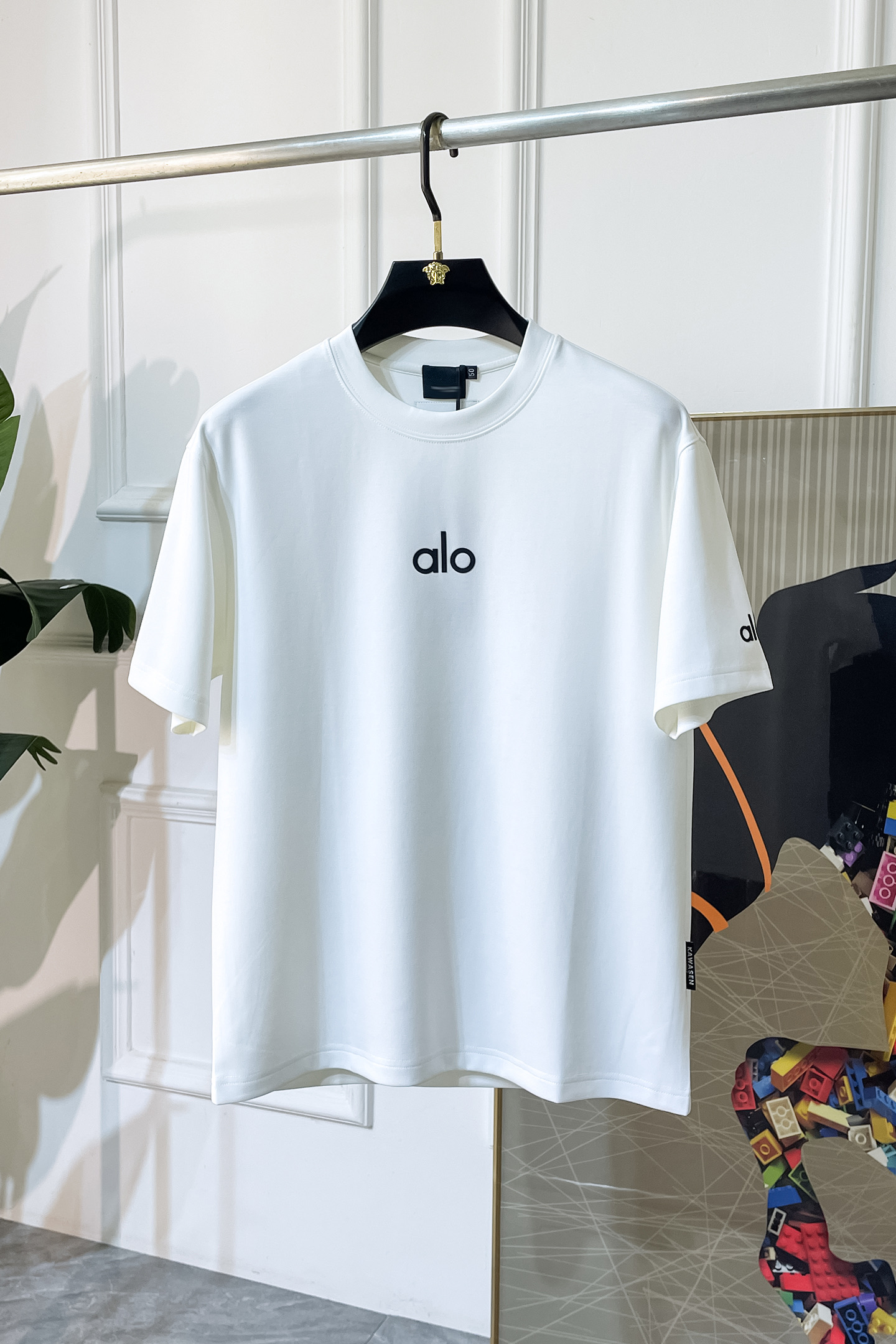 NO:528521,alo-2025ss autumn and winter half-sleeved knitted sweater series!  Casual business wear, essential for inner wear, selected top-split modal blend fabric, the fabric feels delicate, close-fitting and comfortable without thorning, the upper body style is good, warm, the counter logo design is very unique, male gods, don’t miss it!  Size M-3XL, alexander wang19860909alo-2025ss秋冬半袖针织毛衫系列！休闲商务外穿 内搭必备款,精选上等-精纺莫代尔混纺面料,面料手感细腻,贴身舒适不扎肉,上身版型好 穿着保暖,专柜标志设计非常独特,男神们别错过！ 尺码 M-3XL,,alexander wang,Men's clothing