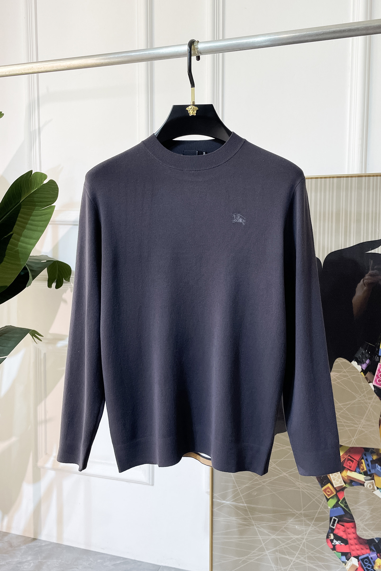 NO:528481,Burberry - 2025ss autumn and winter counter hits a big knitted sweater, casual and fashionable outside, essential for inner wear, customized imported wool blend fabric, delicate fabric, close-fitting and comfortable without thorn, good upper body style, warm, the counter logo design is very unique, original quality and craftsmanship is absolutely the highest version in the market, the top original version is super-skinned, soft and crisp, not easy to deform. The lock edge sewing plates are very rigorous and exquisite, absolutely first-line OEM requirements!  Don't miss it, male gods!  Size M-3XL, burberry,alexander wang19860909巴宝莉 - 2025ss秋冬专柜大爆款针织毛衫,休闲时尚外穿 内搭必备款,定制进口羊毛混纺面料,面料手感细腻,贴身舒适不扎肉,上身版型好 穿着保暖,专柜标志设计非常独特,原版品质与工艺 绝对市场最高版本 顶级原版穿着超赞 柔顺挺括,不易变形.锁边缝盘都非常严谨考究 绝对一线代工要求！男神们别错过！ 尺码 M-3XL,,burberry,alexander wang,Men's clothing