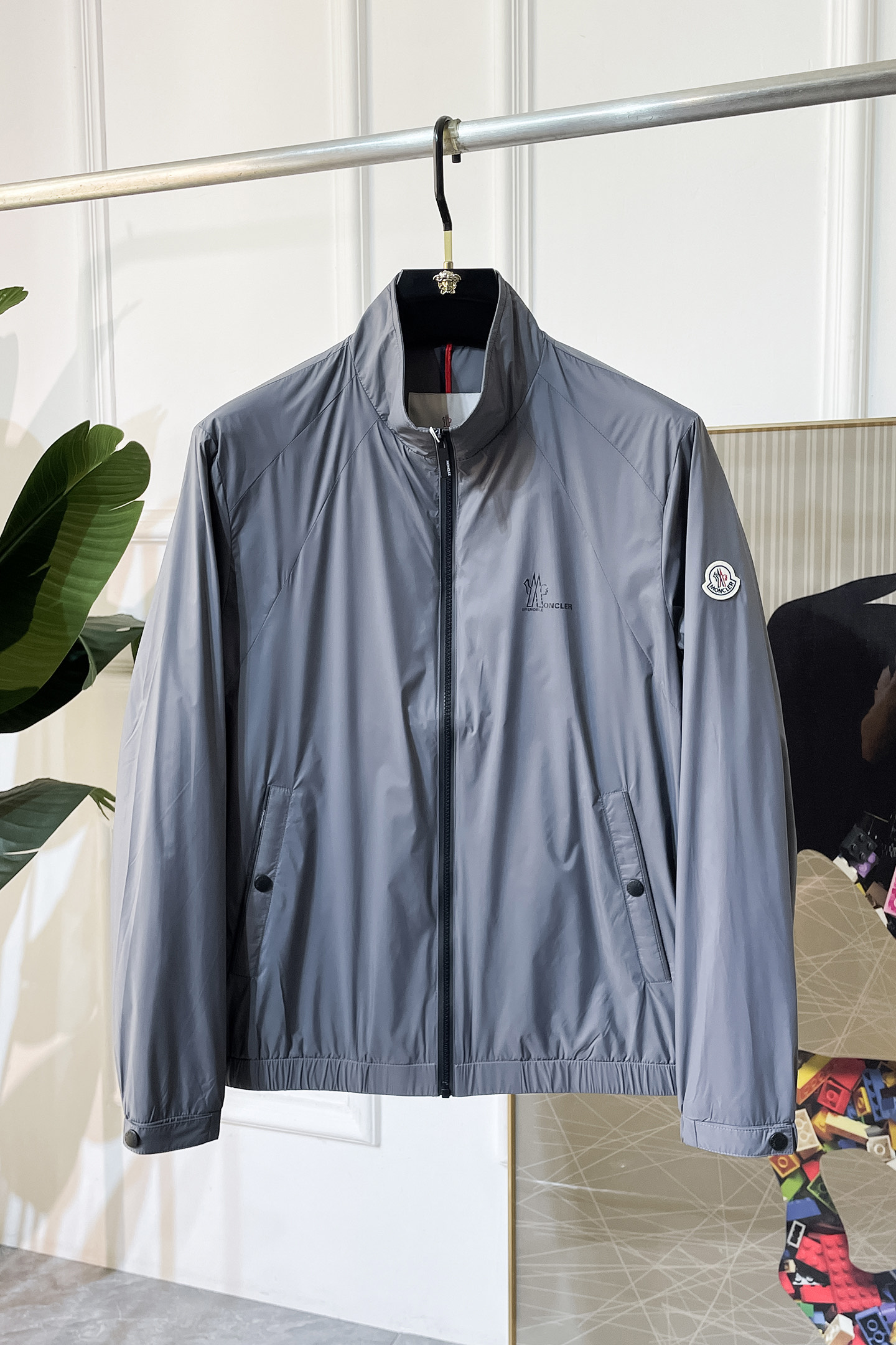 NO:523166,Mask - 2025ss autumn and winter hot cotton jacket, customized high-quality polyester fiber fabric!  Top-level fashion brand elements logo design, complete with three standards!  The original hardware and accessories have smooth lines and exquisite craftsmanship, excellent upper body style, comfortable fabric, windproof and warm, and casual matching are very fashionable, handsome, casual and fashionable men's must-have!  Size M-3XL can wear up to 190 catties!  ,Moncler,jackets & coats,alexander wang19860909蒙口- 2025ss秋冬大爆款加棉夹克,定制高品质聚酯纤维面料！顶级时尚大牌元素logo设计,三标齐全！原版五金辅料,线条流畅,工艺精致,上身版型超赞,面料舒适,挡风保暖,随意搭配都非常时尚帅气休闲时尚男仕必备款哦！尺码M-3XL 最大可穿190斤！,,Moncler,jackets & coats,alexander wang,Men's clothing