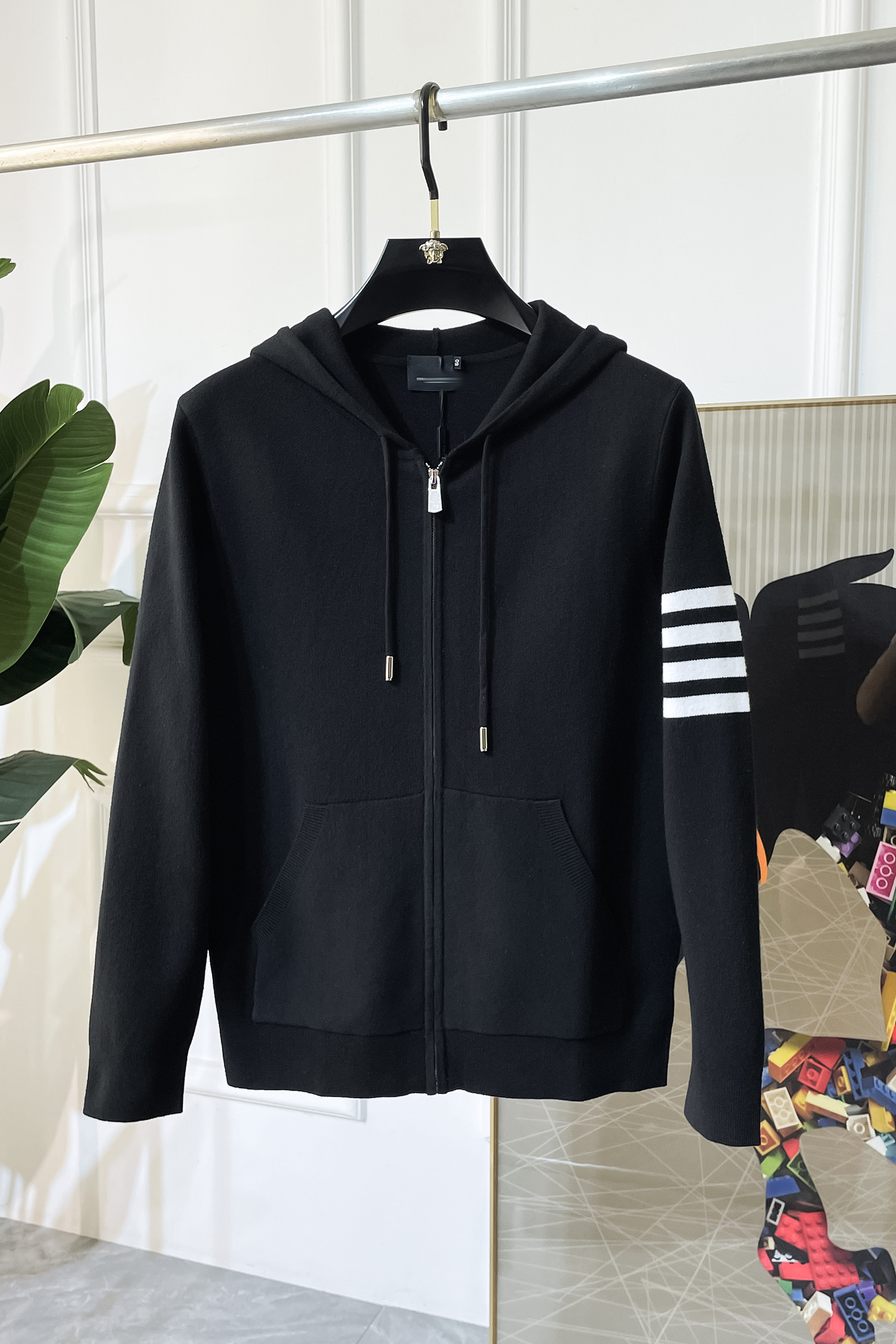 NO:528482,TB - 2025ss autumn and winter hot-sized knitted wool cardigan jacket, customized high-quality polyester fiber fabric!  Top-level fashion brand elements logo design, complete with three standards!  The original hardware and accessories have smooth lines and exquisite craftsmanship, excellent upper body style, comfortable fabric, windproof and warm, and casual matching are very fashionable, handsome, casual and fashionable men's must-have!  Size M-3XL can wear up to 190 catties!  ,,jackets & coats,alexander wang19860909TB - 2025ss秋冬大爆款精品针织羊毛开衫外套,定制高品质聚酯纤维面料！顶级时尚大牌元素logo设计,三标齐全！原版五金辅料,线条流畅,工艺精致,上身版型超赞,面料舒适,挡风保暖,随意搭配都非常时尚帅气休闲时尚男仕必备款哦！尺码M-3XL 最大可穿190斤！,,jackets & coats,alexander wang,Men's clothing