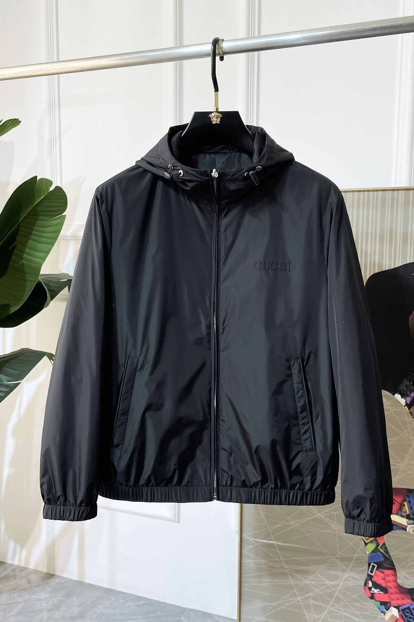 NO:523163,Top version of Guqi - 2025ss autumn and winter big double-sided jacket, customized high-quality polyester fiber fabric!  Top-level fashion brand elements logo design, complete with three standards!  The original hardware and accessories have smooth lines and exquisite craftsmanship, excellent upper body style, comfortable fabric, windproof and warm, and casual matching are very fashionable, handsome, casual and fashionable men's must-have!  Size M-3XL can wear up to 190 catties!  ,,jackets & coats,alexander wang19860909顶级版本古奇- 2025ss秋冬大爆款双面穿夹克,定制高品质聚酯纤维面料！顶级时尚大牌元素logo设计,三标齐全！原版五金辅料,线条流畅,工艺精致,上身版型超赞,面料舒适,挡风保暖,随意搭配都非常时尚帅气休闲时尚男仕必备款哦！尺码M-3XL 最大可穿190斤！,,jackets & coats,alexander wang,Men's clothing