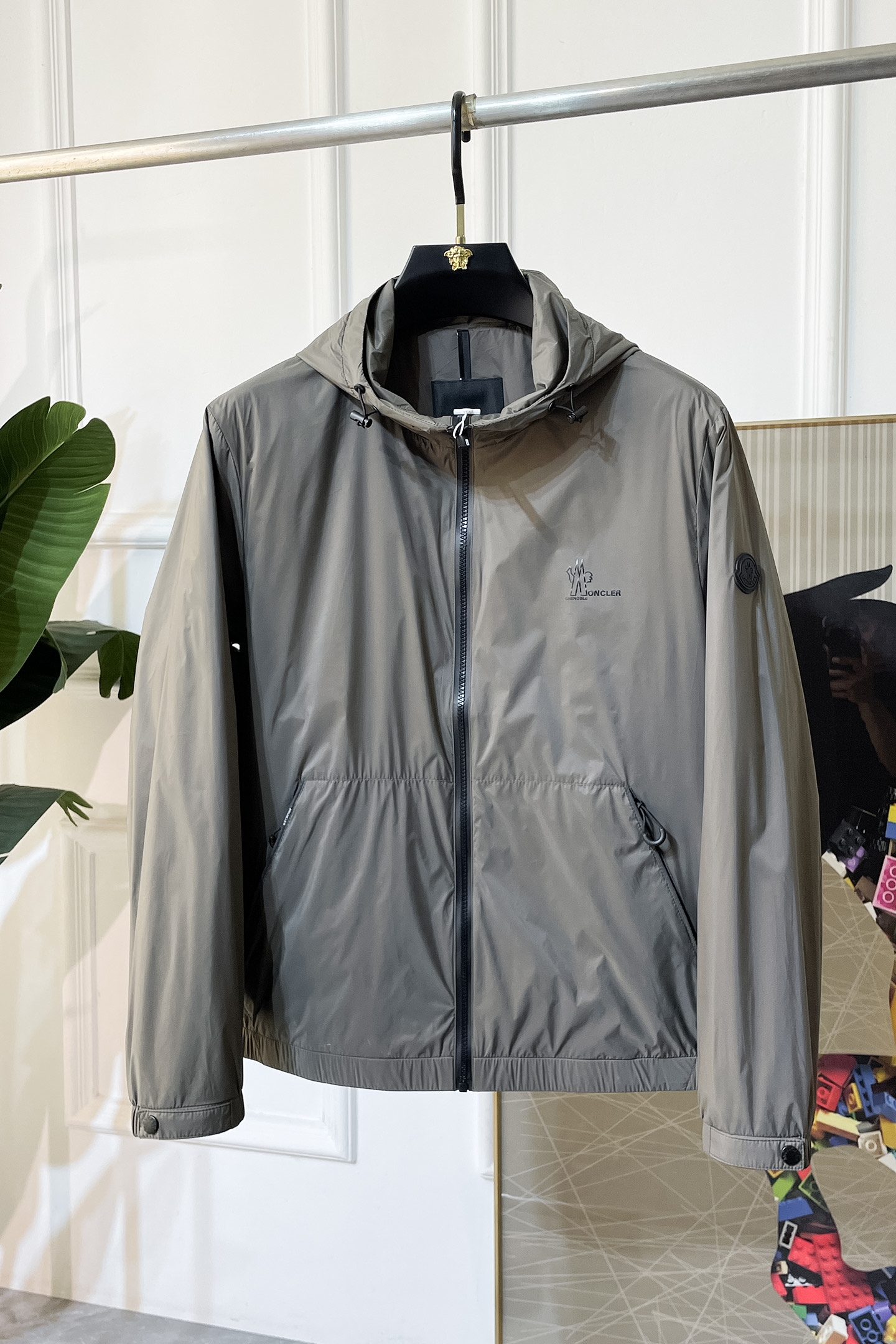 NO:527395,The masked mouth - ss big autumn and winter plus cotton jacket, customized high-quality polyester fiber fabric!  Top-level fashion brand elements logo design, complete with three standards!  The original hardware and accessories have smooth lines and exquisite craftsmanship, excellent upper body style, comfortable fabric, windproof and warm, and casual matching are very fashionable, handsome, casual and fashionable men's must-have!  Size M-3XL can wear up to 190 catties!  ,Moncler,jackets & coats,alexander wang19860909蒙口- ss秋冬大爆款加棉夹克,定制高品质聚酯纤维面料！顶级时尚大牌元素logo设计,三标齐全！原版五金辅料,线条流畅,工艺精致,上身版型超赞,面料舒适,挡风保暖,随意搭配都非常时尚帅气休闲时尚男仕必备款哦！尺码M-3XL 最大可穿190斤！,,Moncler,jackets & coats,alexander wang,Men's clothing