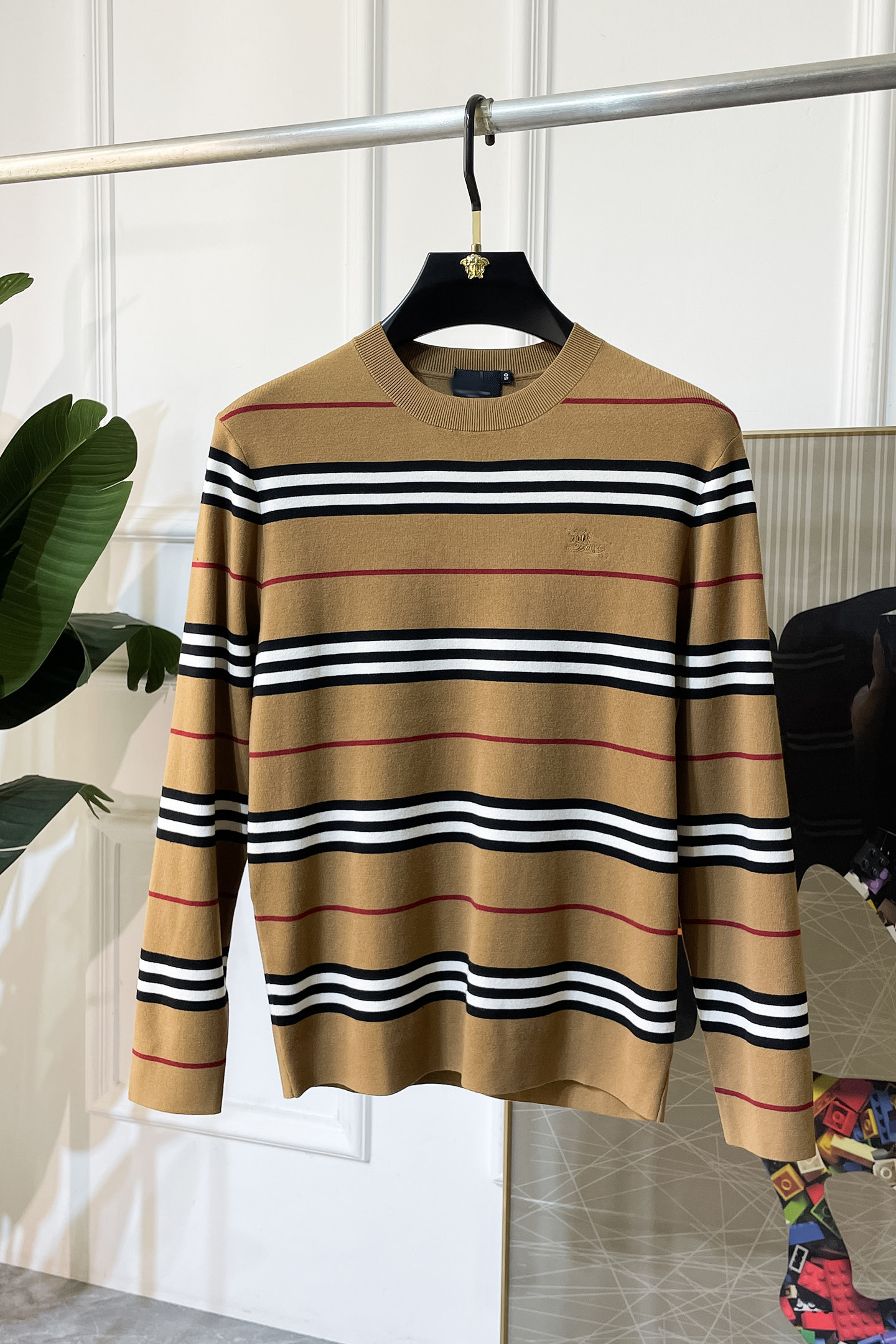 NO:523143,Burberry - 2025ss autumn and winter counter hits a big knitted sweater, casual and fashionable outside, essential for inner wear, customized imported wool blend fabric, delicate fabric, close-fitting and comfortable without thorn, good upper body style, warm, the counter logo design is very unique, original quality and craftsmanship is absolutely the highest version in the market, the top original version is super-skinned, soft and crisp, not easy to deform. The lock edge sewing plates are very rigorous and exquisite, absolutely first-line OEM requirements!  Don't miss it, male gods!  Size M-3XL, burberry,alexander wang19860909巴宝莉 - 2025ss秋冬专柜大爆款针织毛衫,休闲时尚外穿 内搭必备款,定制进口羊毛混纺面料,面料手感细腻,贴身舒适不扎肉,上身版型好 穿着保暖,专柜标志设计非常独特,原版品质与工艺 绝对市场最高版本 顶级原版穿着超赞 柔顺挺括,不易变形.锁边缝盘都非常严谨考究 绝对一线代工要求！男神们别错过！ 尺码 M-3XL,,burberry,alexander wang,Men's clothing