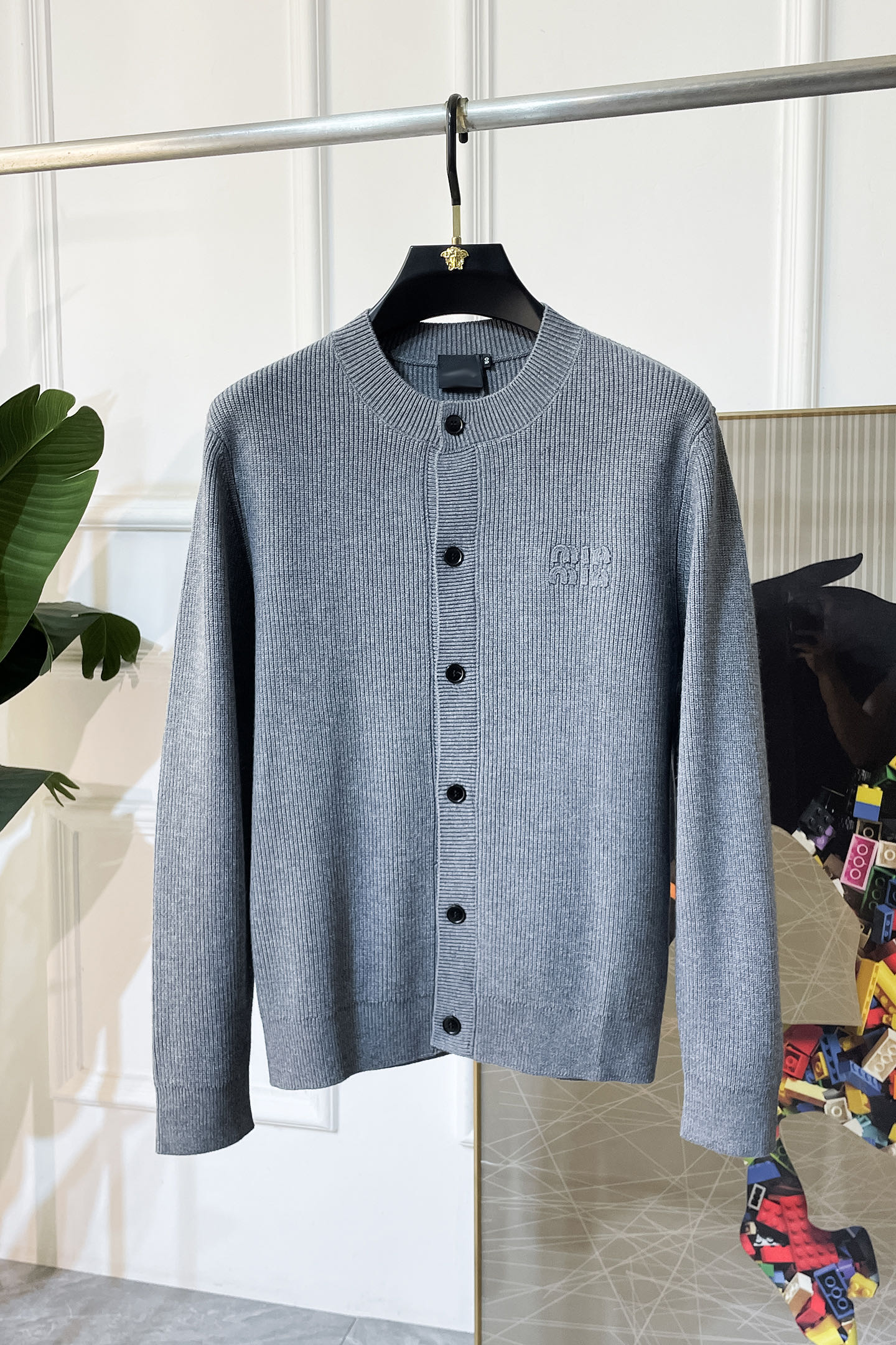 NO:528485,Misunderstanding - 2025ss autumn and winter hot-selling knitted wool cardigan jacket, customized high-quality polyester fiber fabric!  Top-level fashion brand elements logo design, complete with three standards!  The original hardware and accessories have smooth lines and exquisite craftsmanship, excellent upper body style, comfortable fabric, windproof and warm, and casual matching are very fashionable, handsome, casual and fashionable men's must-have!  Size M-3XL can wear up to 190 catties!  ,,jackets & coats,alexander wang19860909谬谬 - 2025ss秋冬大爆款精品针织羊毛开衫外套,定制高品质聚酯纤维面料！顶级时尚大牌元素logo设计,三标齐全！原版五金辅料,线条流畅,工艺精致,上身版型超赞,面料舒适,挡风保暖,随意搭配都非常时尚帅气休闲时尚男仕必备款哦！尺码M-3XL 最大可穿190斤！,,jackets & coats,alexander wang,Men's clothing