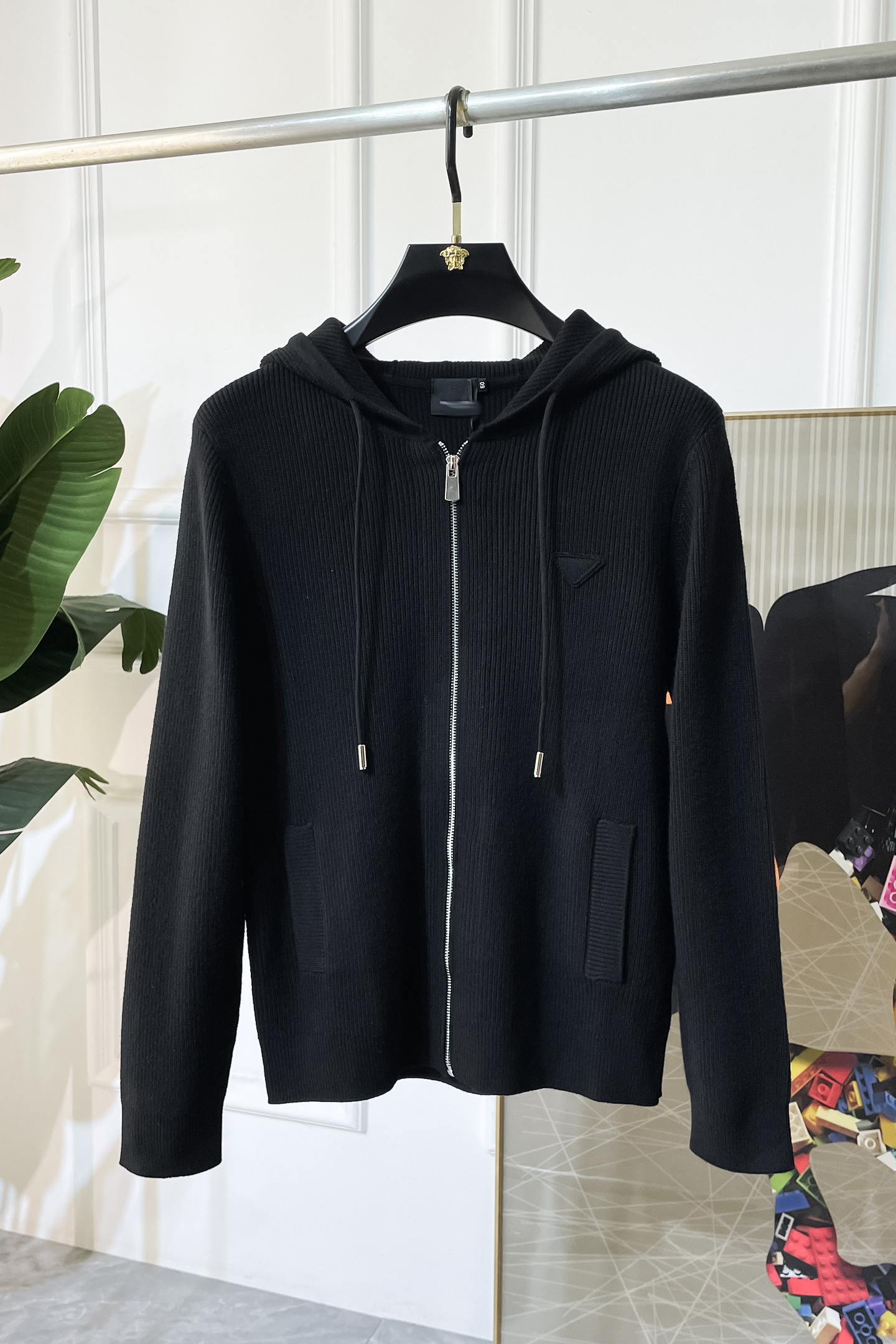 NO:528488,Prada - 2025ss autumn and winter hottest knitted wool cardigan jacket, customized high-quality polyester fiber fabric!  Top-level fashion brand elements logo design, complete with three standards!  The original hardware and accessories have smooth lines and exquisite craftsmanship, excellent upper body style, comfortable fabric, windproof and warm, and casual matching are very fashionable, handsome, casual and fashionable men's must-have!  Size M-3XL can wear up to 190 catties!  ,,prada,jackets & coats,alexander wang19860909普拉达 - 2025ss秋冬大爆款精品针织羊毛开衫外套,定制高品质聚酯纤维面料！顶级时尚大牌元素logo设计,三标齐全！原版五金辅料,线条流畅,工艺精致,上身版型超赞,面料舒适,挡风保暖,随意搭配都非常时尚帅气休闲时尚男仕必备款哦！尺码M-3XL 最大可穿190斤！,,prada,jackets & coats,alexander wang,Men's clothing