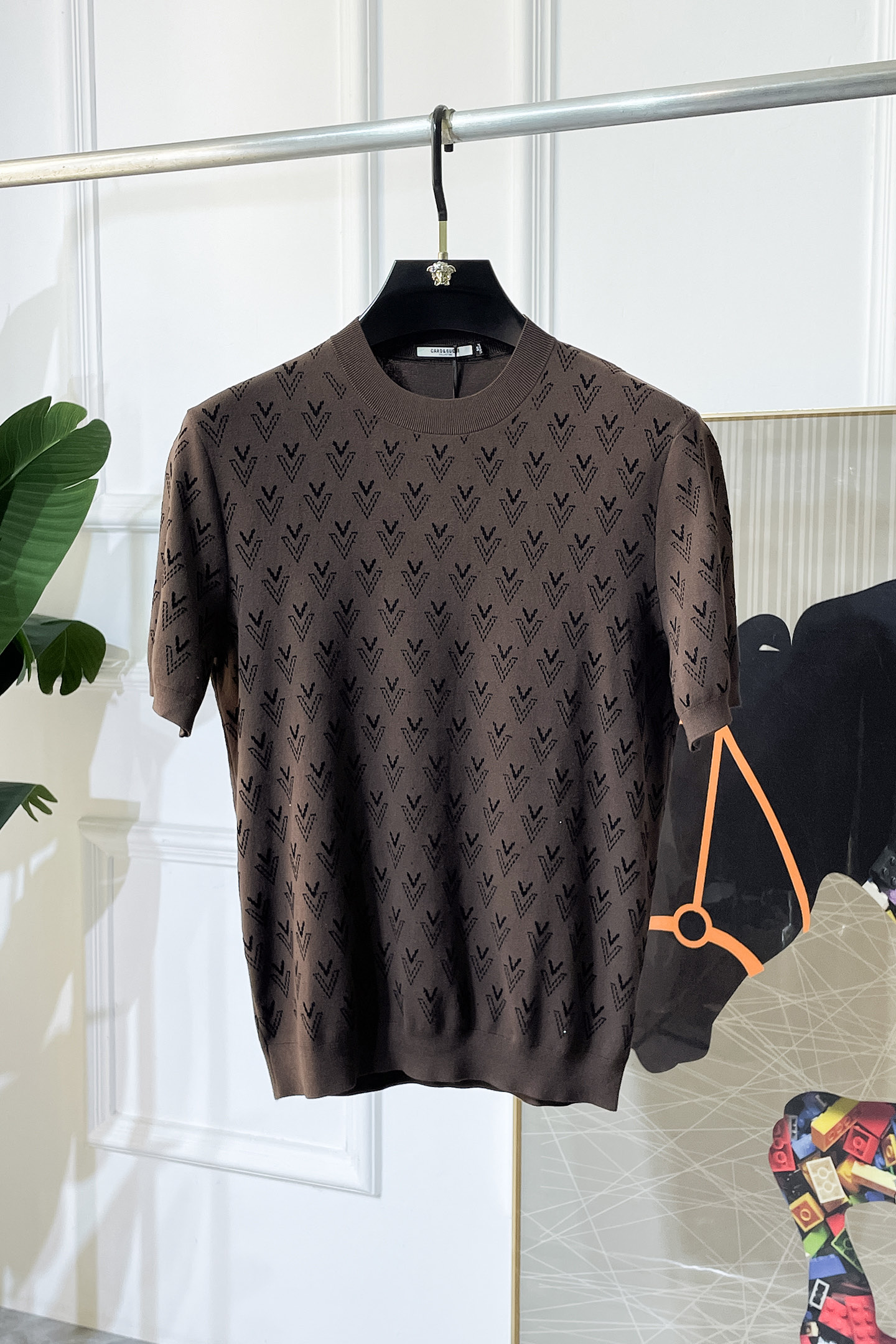 NO:523153,Valentino - 2025ss autumn and winter half-sleeved sweater series!  Casual business wear, essential for inner wear, selected top-grade - worsted mulberry silk blended fabric, delicate feel, close-fitting and comfortable without tying, good upper body style, warm wear, the counter logo design is very unique, male gods, don’t miss it!  Size M-3XL, valentino,alexander wang19860909华伦天奴 -2025ss秋冬半袖毛衫系列！休闲商务外穿 内搭必备款,精选上等-精纺桑蚕丝混纺面料,面料手感细腻,贴身舒适不扎肉,上身版型好 穿着保暖,专柜标志设计非常独特,男神们别错过！ 尺码 M-3XL,,valentino,alexander wang,Men's clothing