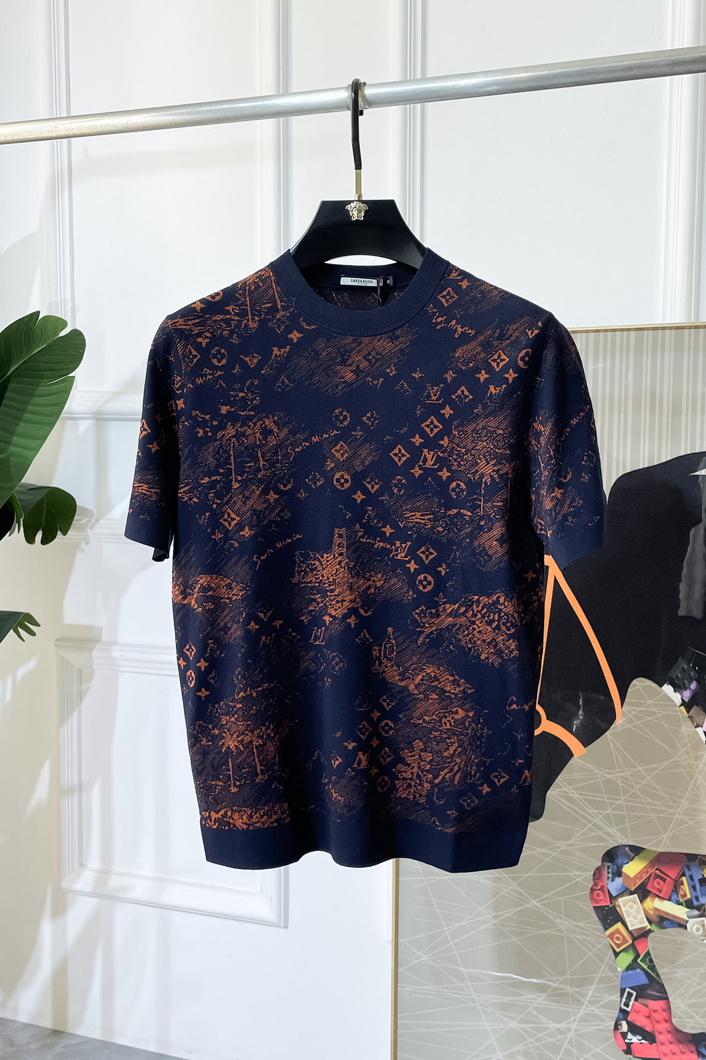 NO:523156,LV -2025ss autumn and winter half-sleeved sweater series!  Casual business wear, essential for inner wear, selected top-grade - worsted mulberry silk blended fabric, delicate feel, close-fitting and comfortable without tying, good upper body style, warm wear, the counter logo design is very unique, male gods, don’t miss it!  Size M-3XL, louis vuitton,alexander wang19860909LV -2025ss秋冬半袖毛衫系列！休闲商务外穿 内搭必备款,精选上等-精纺桑蚕丝混纺面料,面料手感细腻,贴身舒适不扎肉,上身版型好 穿着保暖,专柜标志设计非常独特,男神们别错过！ 尺码 M-3XL,,louis vuitton,alexander wang,Men's clothing