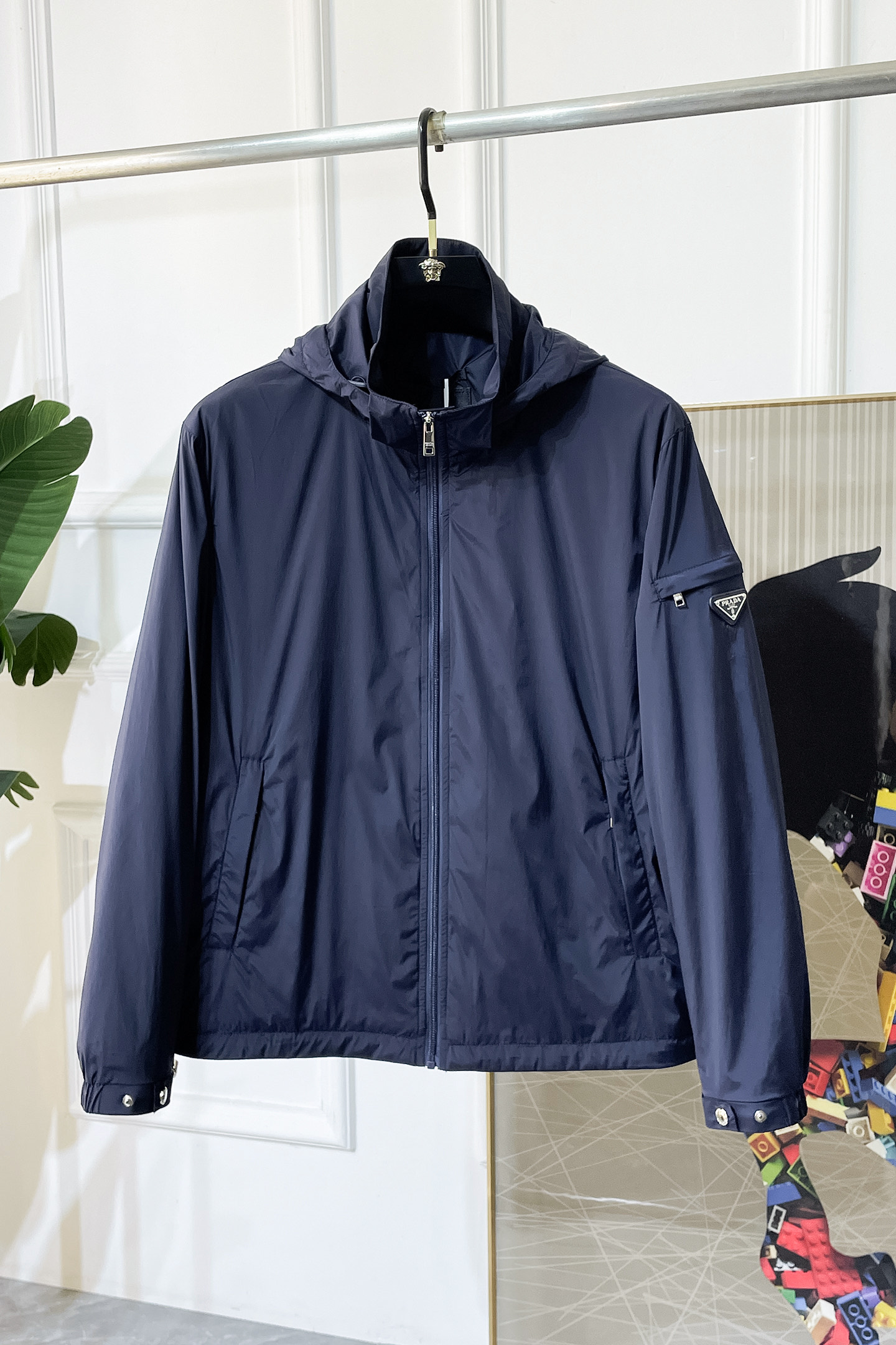 NO:523160,Prada - 2025ss autumn and winter hot cotton jacket, customized high-quality polyester fiber fabric!  Top-level fashion brand elements logo design, complete with three standards!  The original hardware and accessories have smooth lines and exquisite craftsmanship, excellent upper body style, comfortable fabric, windproof and warm, and casual matching are very fashionable, handsome, casual and fashionable men's must-have!  Size M-3XL can wear up to 190 catties!  ,,prada,jackets & coats,alexander wang19860909普拉达 - 2025ss秋冬大爆款加棉夹克,定制高品质聚酯纤维面料！顶级时尚大牌元素logo设计,三标齐全！原版五金辅料,线条流畅,工艺精致,上身版型超赞,面料舒适,挡风保暖,随意搭配都非常时尚帅气休闲时尚男仕必备款哦！尺码M-3XL 最大可穿190斤！,,prada,jackets & coats,alexander wang,Men's clothing