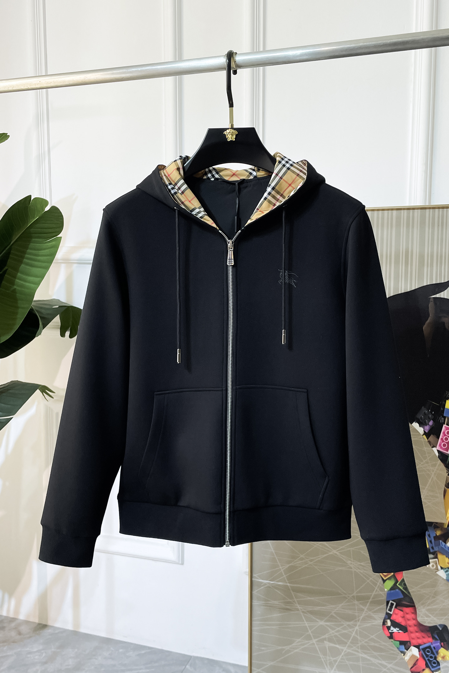 NO:523157,Burberry- 2025ss autumn and winter hot cotton jacket, customized high-quality polyester fiber fabric!  Top-level fashion brand elements logo design, complete with three standards!  The original hardware and accessories have smooth lines and exquisite craftsmanship, excellent upper body style, comfortable fabric, windproof and warm, and casual matching are very fashionable, handsome, casual and fashionable men's must-have!  Size M-3XL can wear up to 190 catties!  ,burberry,jackets & coats,alexander wang19860909巴宝莉- 2025ss秋冬大爆款加棉夹克,定制高品质聚酯纤维面料！顶级时尚大牌元素logo设计,三标齐全！原版五金辅料,线条流畅,工艺精致,上身版型超赞,面料舒适,挡风保暖,随意搭配都非常时尚帅气休闲时尚男仕必备款哦！尺码M-3XL 最大可穿190斤！,,burberry,jackets & coats,alexander wang,Men's clothing