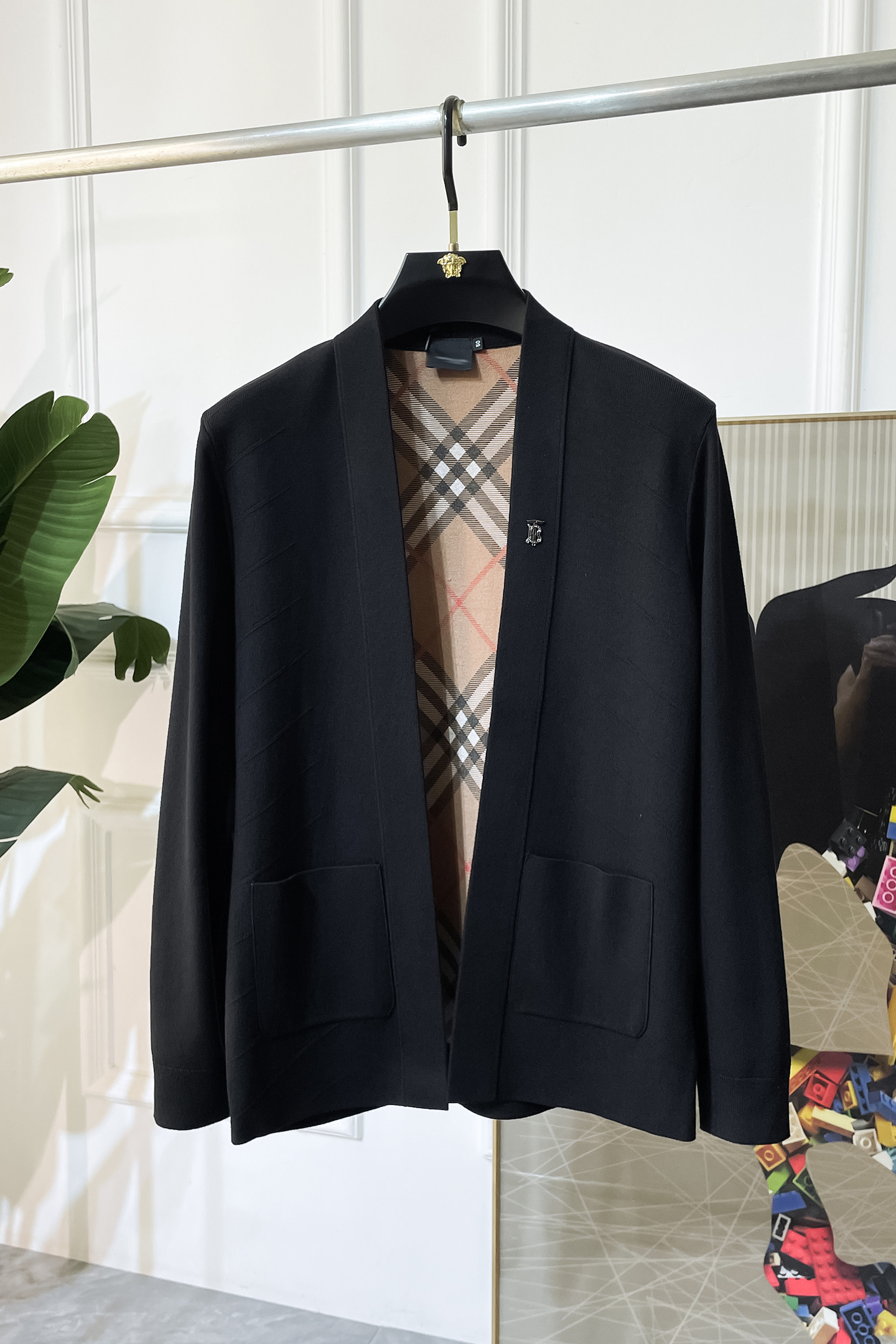 NO:523148,Burberry - 2025 autumn and winter new men's wool knitted cardigan jacket. The counter is selling hot items, and a versatile item that every major fashion buyer celebrity handed over. It is simple and fashionable and beautiful, with a gentleman look on the upper body. The whole sweater is not only exquisite in texture, but also fine and fine workmanship and neat. The overall beauty and generous ensure that the silhouette of the clothes is not easy to deform. Customized wool fabrics are neither loose nor tight, and have a very good restoration. A fashion item that combines cold resistance and fashion in autumn and winter. m-3XL, burberry, jackets & coats, sweaters, alexander wang19860909巴宝莉 - 2025秋冬新款男士羊毛针织开衫外套.专柜在售爆款单品,各大时尚买手明星人手一件的百搭单品.简单时尚甚是好看,上身绅士范十足.整件毛衣不单纹理工艺精美,走线更是精工细作均匀整齐.整体美观大方保证了衣服的廓形不易变形.定制羊毛面料,既不会很宽松也不会很紧绷,恢复性非常好.秋冬御寒与时尚兼备的一款时装单品.m-3XL,,burberry,jackets & coats,sweaters,alexander wang,Men's clothing