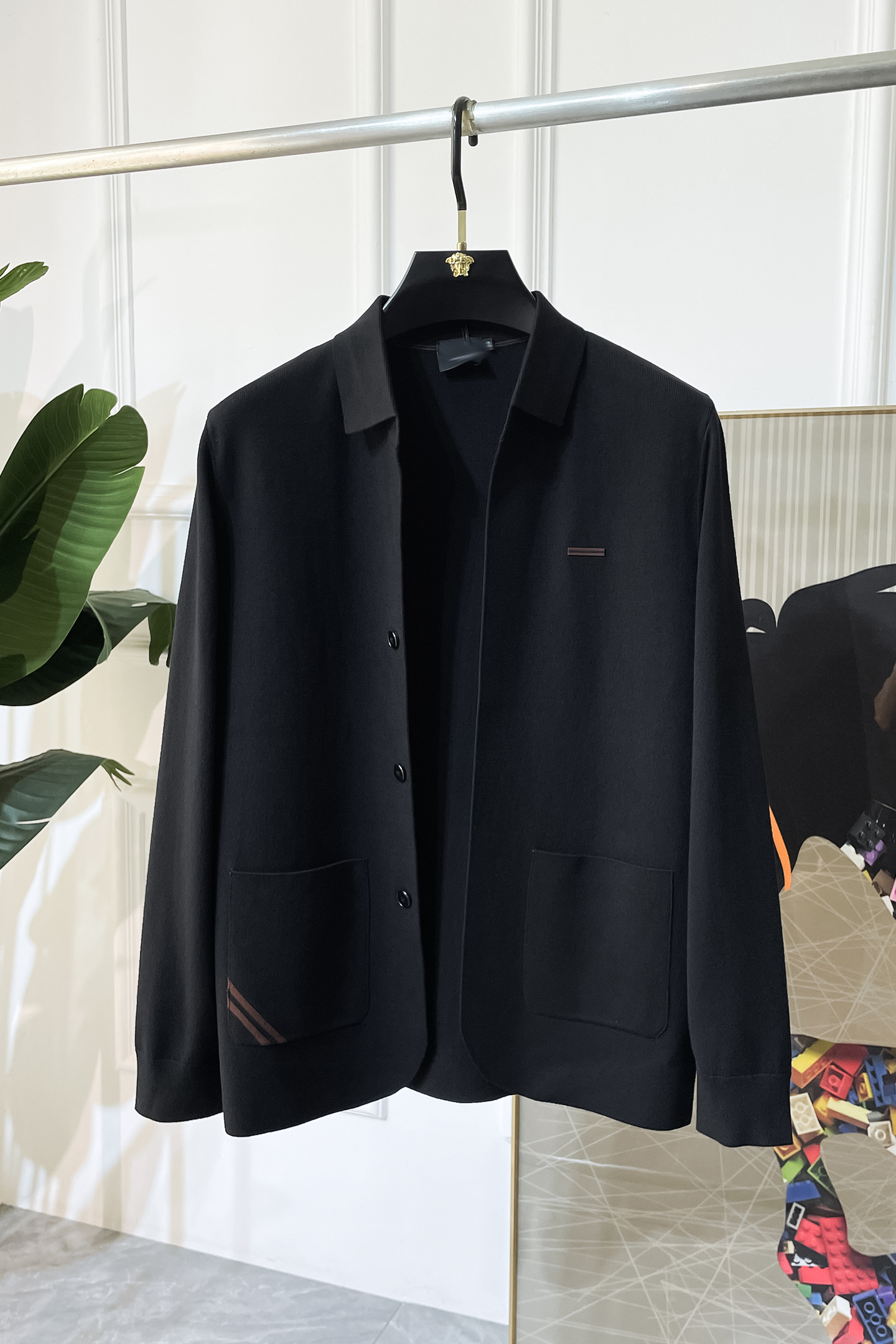 NO:523145,JINIA - 2025 autumn and winter new men's wool knitted cardigan jacket. The counter is selling hot items, and a versatile item that every major fashion buyer celebrity handed over. It is simple and fashionable and beautiful, with a gentleman look on the upper body. The whole sweater is not only exquisite in texture, but also fine and fine work evenly and neat. The overall beauty and generous ensure that the silhouette of the clothes is not easy to deform. Customized wool fabrics are neither loose nor tight, and have a very good restoration. A fashion item that combines cold resistance and fashion in autumn and winter. m-3XL, zegna, jackets & coats, sweaters, alexander wang19860909杰尼娅 - 2025秋冬新款男士羊毛针织开衫外套.专柜在售爆款单品,各大时尚买手明星人手一件的百搭单品.简单时尚甚是好看,上身绅士范十足.整件毛衣不单纹理工艺精美,走线更是精工细作均匀整齐.整体美观大方保证了衣服的廓形不易变形.定制羊毛面料,既不会很宽松也不会很紧绷,恢复性非常好.秋冬御寒与时尚兼备的一款时装单品.m-3XL,,zegna,jackets & coats,sweaters,alexander wang,Men's clothing