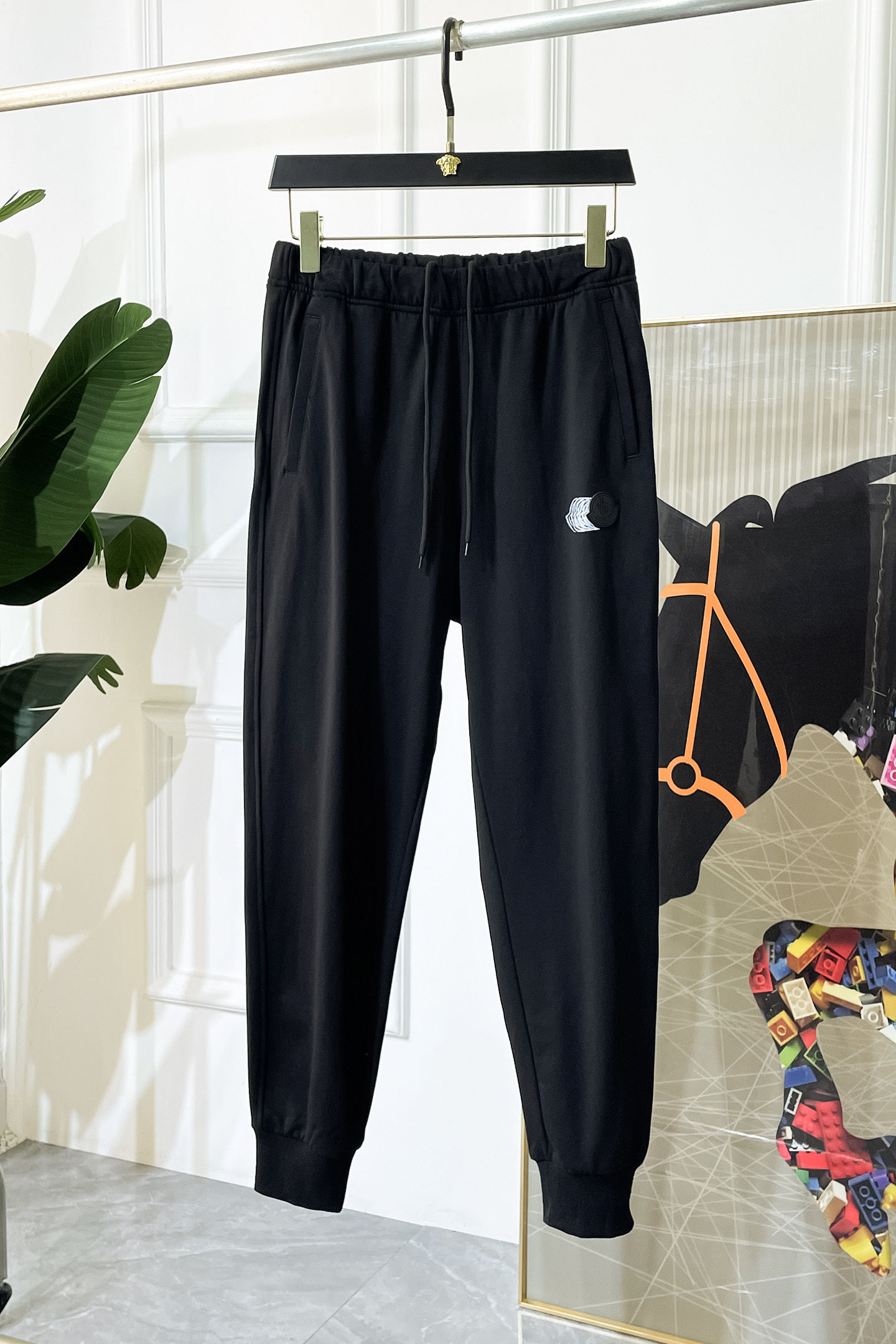 NO:523135,The 2025ss autumn and winter counter is a hot casual pants. This season must be versatile. The upper body is extremely outstanding and super versatile. The original version is 1:1 replica, and the three standards are complete!  The latest fashion element design of the counter, imported fixed woven high-quality European cotton fabric, super good style, a must-have for casual and fashionable!  Highly recommended model Size M-3XL, Moncler, alexander wang19860909蒙口 - 2025ss秋冬专柜同步爆款休闲裤,本季必入百搭款式,上身极为出挑,超级百搭款 ,原版1:1复刻,三标齐全！专柜最新时尚元素设计,进口定织高品质欧棉面料,版型超好,休闲时尚必备！强烈推荐款 尺码 M-3XL,,Moncler,alexander wang,Men's clothing