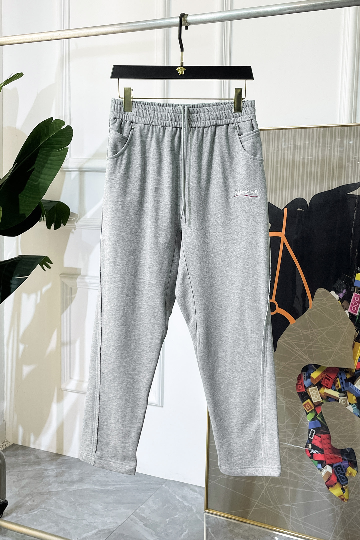 NO:523133,Balenciaga - 2025ss autumn and winter counters have a hot casual pants. This season, it must be versatile, with an excellent upper body, super versatile, original 1:1 replica, complete three standards!  The latest fashion element design of the counter, imported fixed woven high-quality European cotton fabric, super good style, a must-have for casual and fashionable!  Highly recommended model Size M-3XL, balenciaga, alexander wang19860909巴黎世家- 2025ss秋冬专柜同步爆款休闲裤,本季必入百搭款式,上身极为出挑,超级百搭款 ,原版1:1复刻,三标齐全！专柜最新时尚元素设计,进口定织高品质欧棉面料,版型超好,休闲时尚必备！强烈推荐款 尺码 M-3XL,,balenciaga,alexander wang,Men's clothing