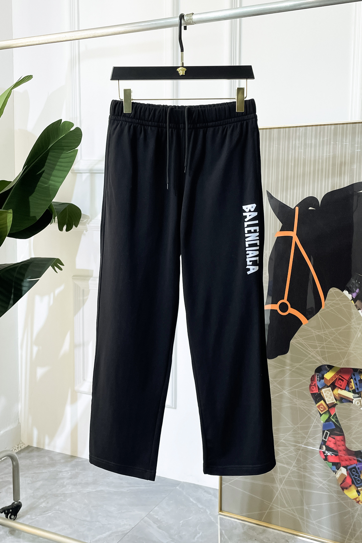 NO:523137,Balenciaga - 2025ss autumn and winter counters have a hot casual pants. This season, it must be versatile, with an excellent upper body, super versatile, original 1:1 replica, complete three standards!  The latest fashion element design of the counter, imported fixed woven high-quality European cotton fabric, super good style, a must-have for casual and fashionable!  Highly recommended model Size M-3XL, balenciaga, alexander wang19860909巴黎世家- 2025ss秋冬专柜同步爆款休闲裤,本季必入百搭款式,上身极为出挑,超级百搭款 ,原版1:1复刻,三标齐全！专柜最新时尚元素设计,进口定织高品质欧棉面料,版型超好,休闲时尚必备！强烈推荐款 尺码 M-3XL,,balenciaga,alexander wang,Men's clothing