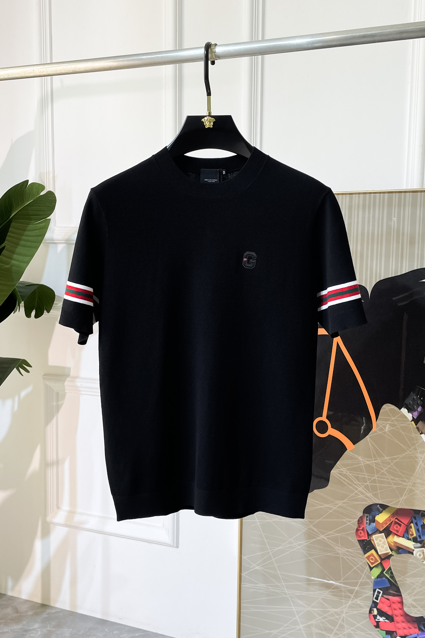 NO:523159,Guqi - 2025ss autumn and winter half-sleeved sweater series!  Casual business wear, essential for inner wear, selected top-grade - worsted mulberry silk blended fabric, delicate feel, close-fitting and comfortable without tying, good upper body style, warm wear, the counter logo design is very unique, male gods, don’t miss it!  Size M-3XL, alexander wang19860909古奇 -2025ss秋冬半袖毛衫系列！休闲商务外穿 内搭必备款,精选上等-精纺桑蚕丝混纺面料,面料手感细腻,贴身舒适不扎肉,上身版型好 穿着保暖,专柜标志设计非常独特,男神们别错过！ 尺码 M-3XL,,alexander wang,Men's clothing