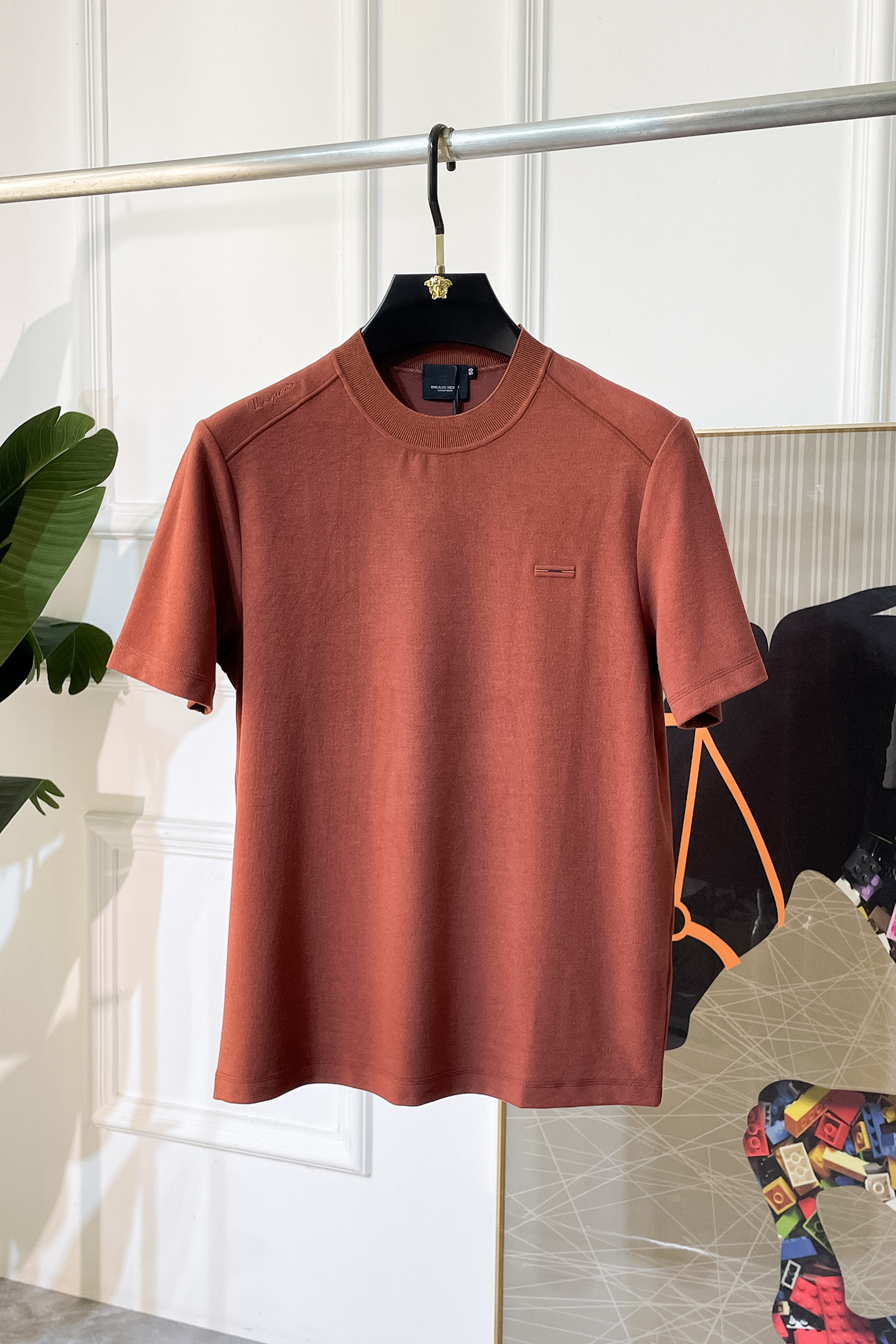 NO:529792,JINIA -ss autumn and winter half-sleeved sweater series!  Casual business wear, essential for inner wear, selected top-grade - worsted mulberry silk blended fabric, delicate feel, close-fitting and comfortable without tying, good upper body style, warm wear, the counter logo design is very unique, male gods, don’t miss it!  Size M-3XL, zegna,alexander wang19860909杰尼娅 -ss秋冬半袖毛衫系列！休闲商务外穿 内搭必备款,精选上等-精纺桑蚕丝混纺面料,面料手感细腻,贴身舒适不扎肉,上身版型好 穿着保暖,专柜标志设计非常独特,男神们别错过！ 尺码 M-3XL,,zegna,alexander wang,Men's clothing