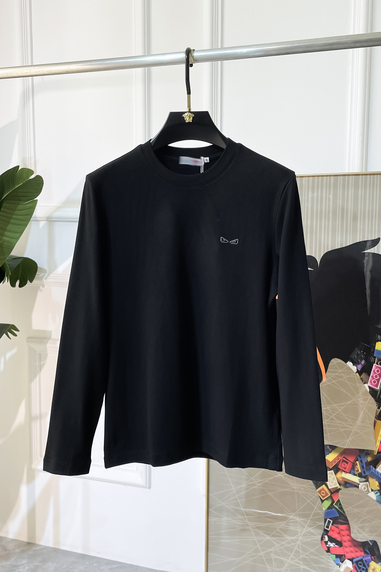 NO:528475,Fendi - 2025ss autumn clothing big long-sleeved T-shirt, using customized high-end cotton fabrics, fashionable brand elements logo design, soft, delicate, comfortable and warm, made with multiple craftsmanship, basic base shirts are indispensable for men's wardrobe. They can be matched with various clothing anytime and anywhere to meet your daily needs. The clothes design is simple but not simple. Dear, hurry up and buy it. Standard version size M~3XL, up to 200 pounds!  ,fendi,tees,t-shirt,alexander wang19860909芬迪 - 2025ss秋装大爆款长袖T恤,采用定制高级棉面料 时尚大牌元素logo设计,柔软细腻舒适保暖,多重工艺制作,男人的衣柜都少不了基础打底衫 随时随地都可以拿来搭配各种服饰 满足您日常生活需求 ,衣服设计简约而不简单 , 亲们赶紧入手 标准版型 尺码M~3XL 最大可穿200斤！,,fendi,tees，t-shirt,alexander wang,Men's clothing